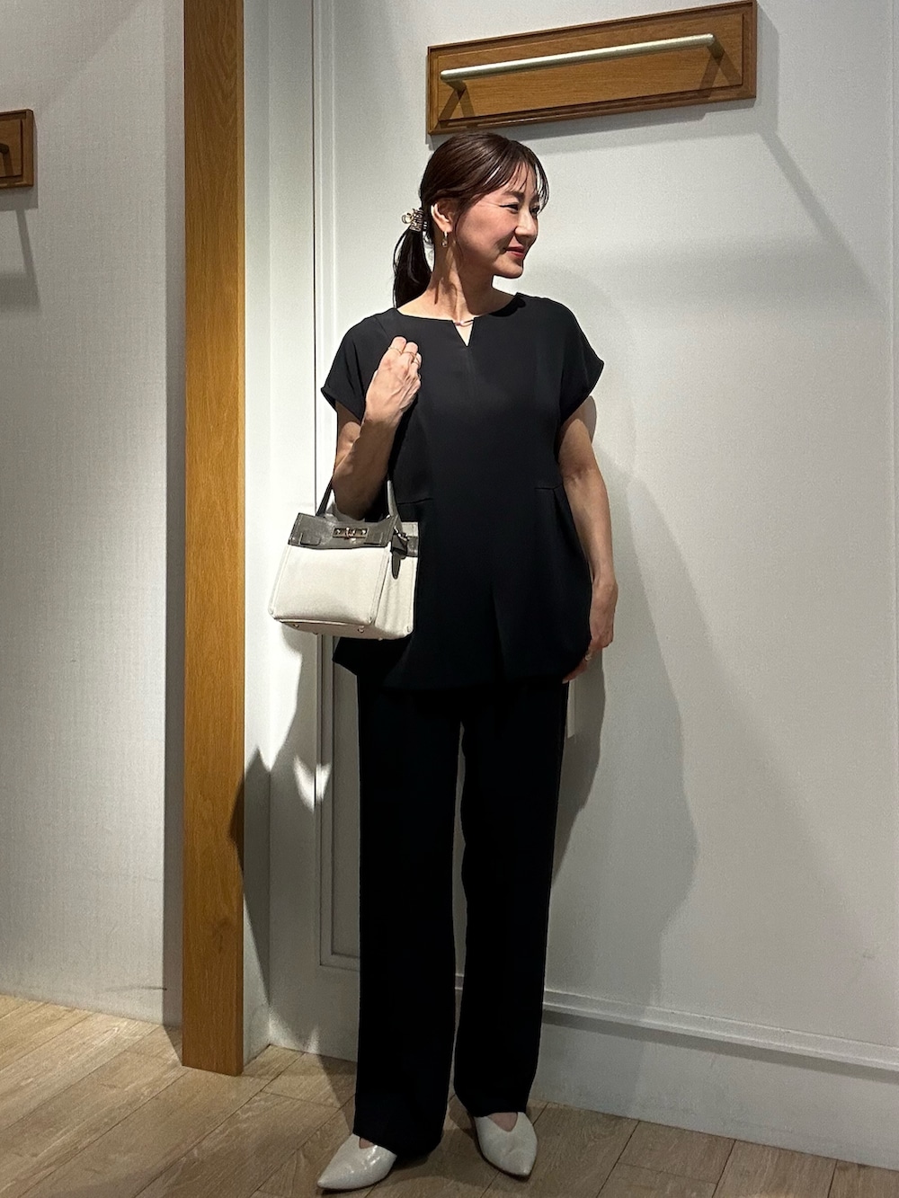 ベージュ系のショルダーバッグ、ブルー系のシャツ/ブラウス、ブラウン系のその他パンツを着用したレディースの夏コーディネートの7枚目の写真