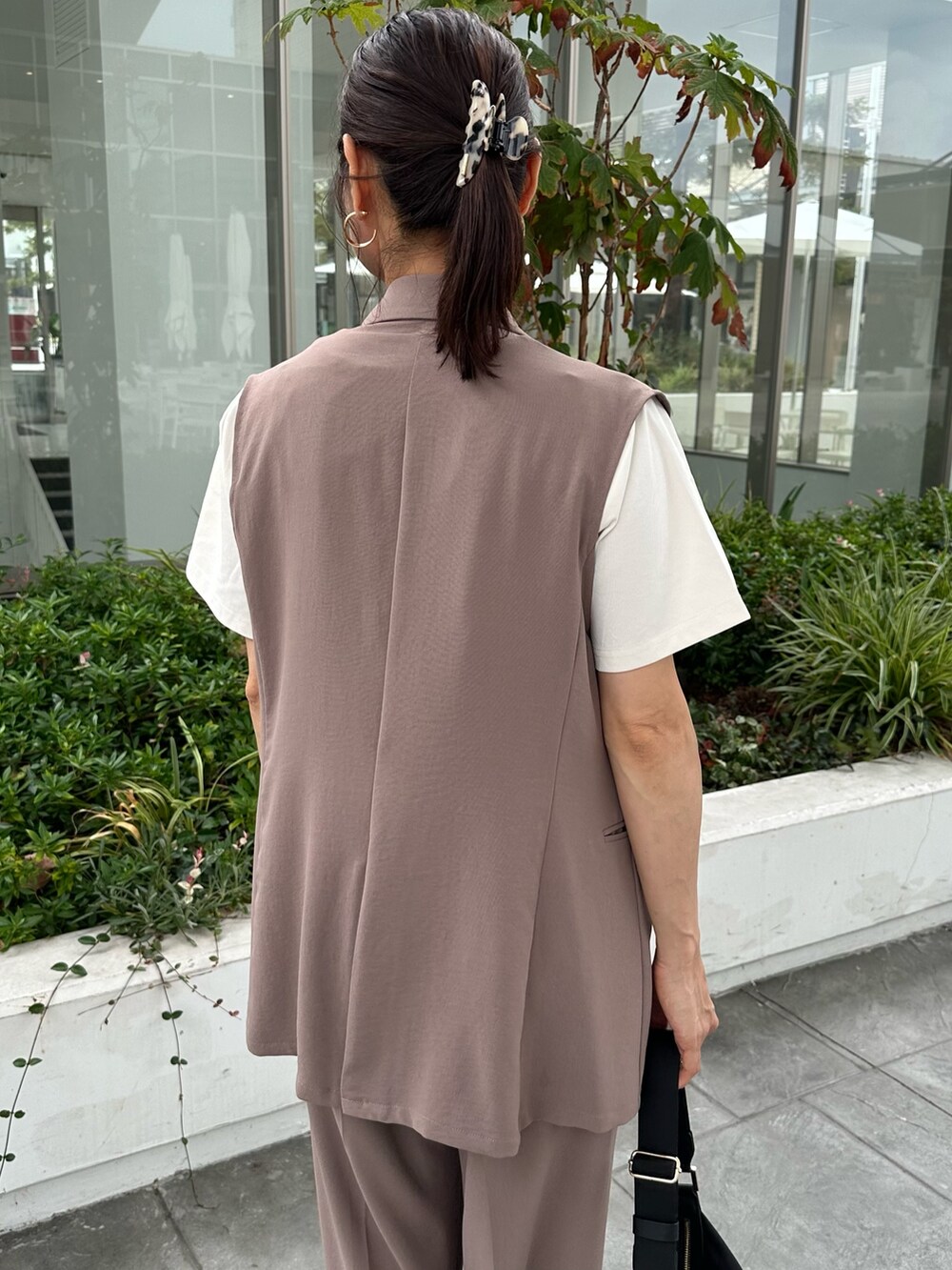 イエロー系のテーラードジャケット、イエロー系のその他パンツ、ホワイト系のTシャツ/カットソーを着用したレディースの夏コーディネートの7枚目の写真