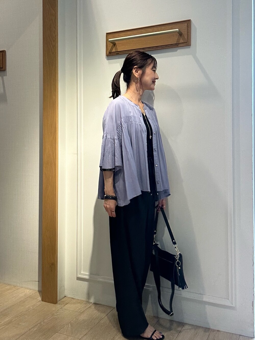 ブラック系のTシャツ/カットソー、ブラック系のその他パンツ、ブルー系のシャツ/ブラウスを着用したレディースの夏コーディネートの5枚目の写真