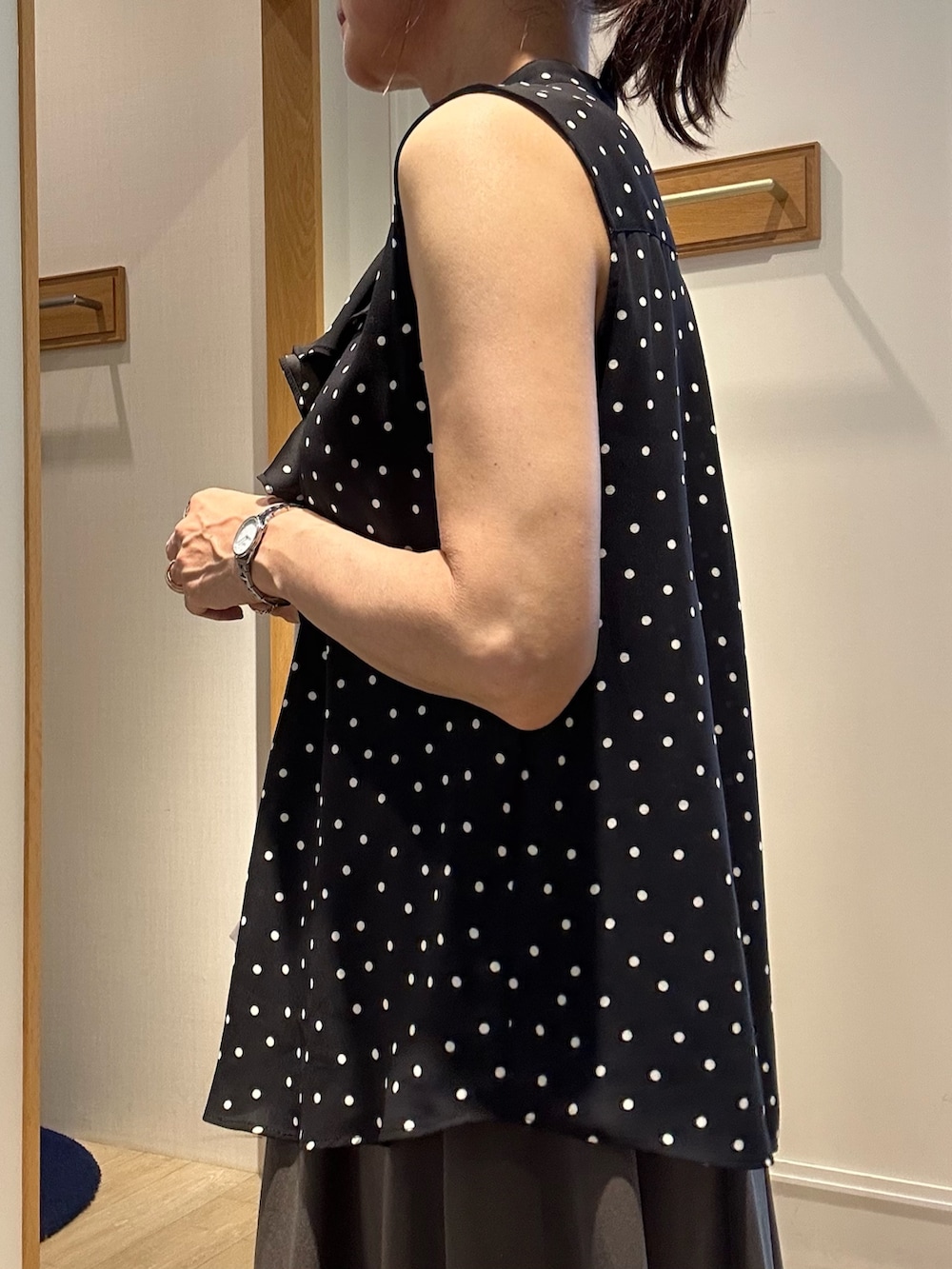 ブラック系のシャツ/ブラウス、グレー系のスカート、ベージュ系のボストンバッグを着用したレディースの夏コーディネートの6枚目の写真