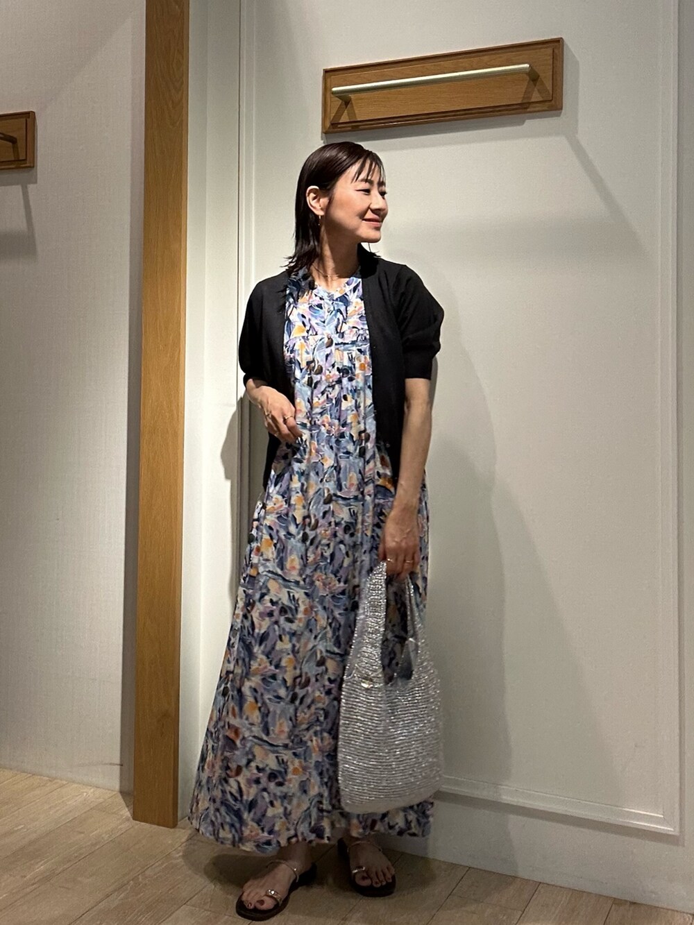 ブルー系のワンピース、グレー系のニット/セーター、ブラウン系のサンダルを着用したレディースの夏コーディネートの7枚目の写真