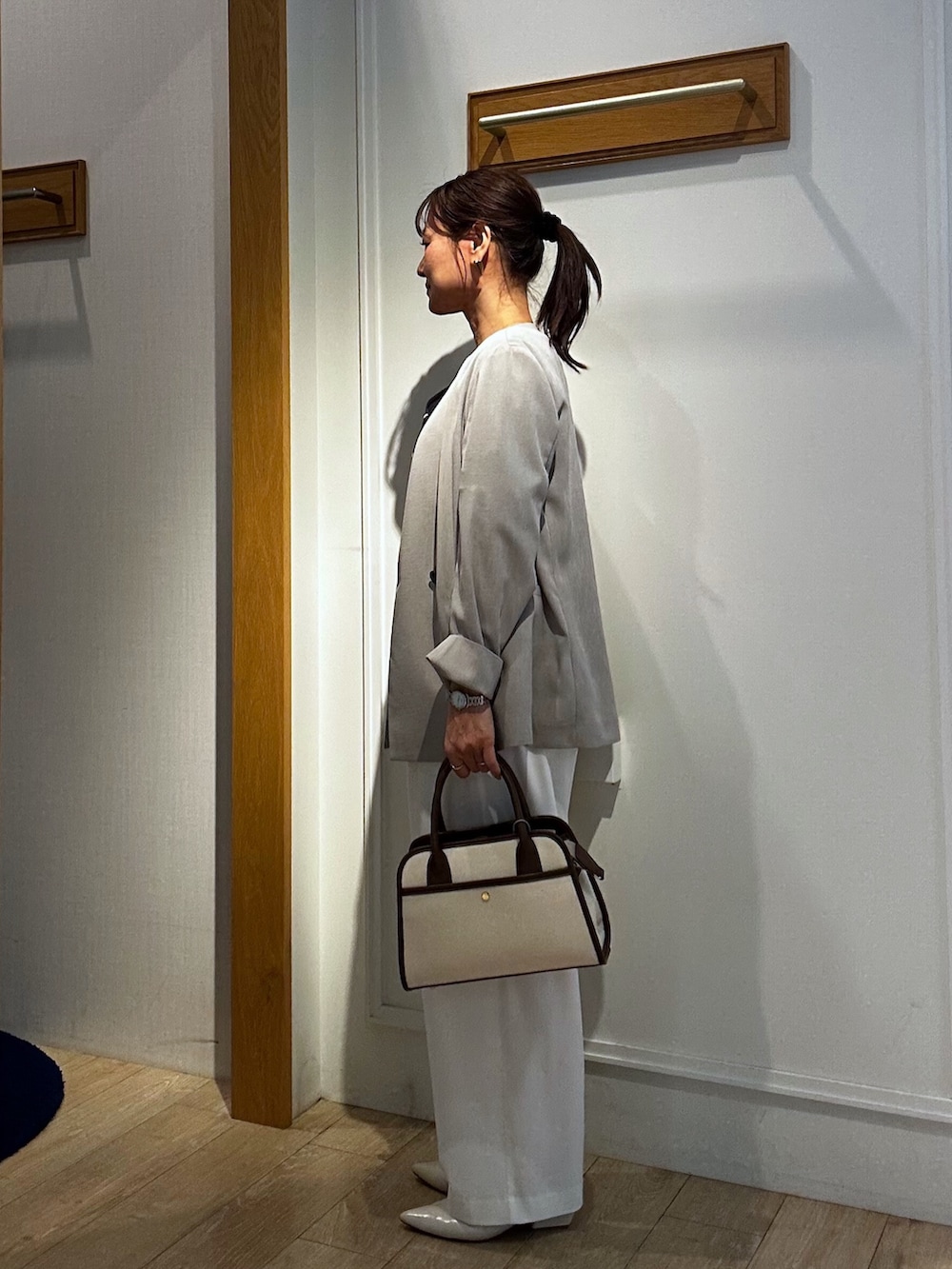 ブルー系のシャツ/ブラウス、ベージュ系のノーカラージャケット、ホワイト系のTシャツ/カットソーを着用したレディースの春コーディネートの4枚目の写真