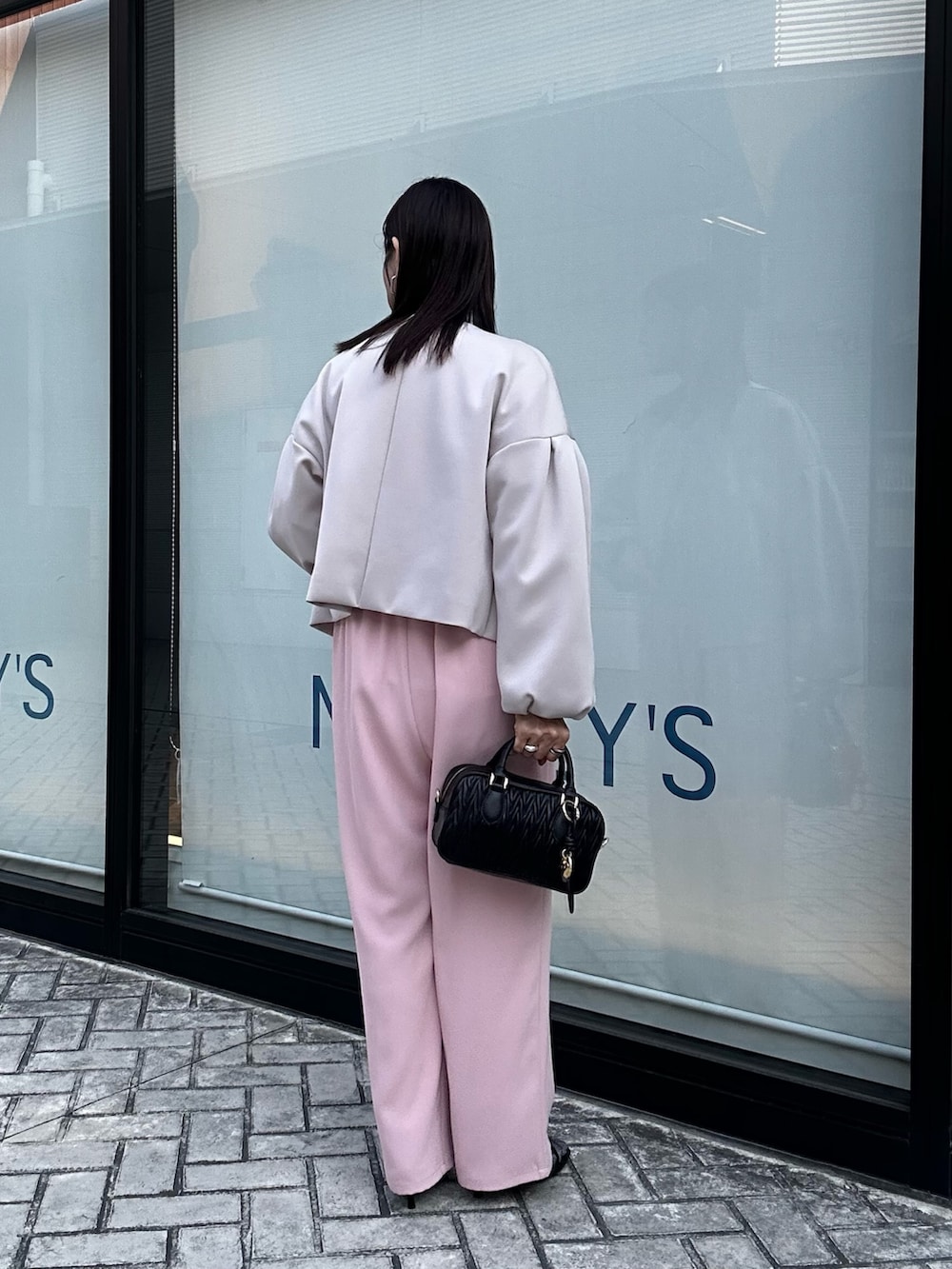 ピンク系のその他パンツ、ベージュ系のブルゾン、ホワイト系のシャツ/ブラウスを着用したレディースの冬コーディネートの2枚目の写真