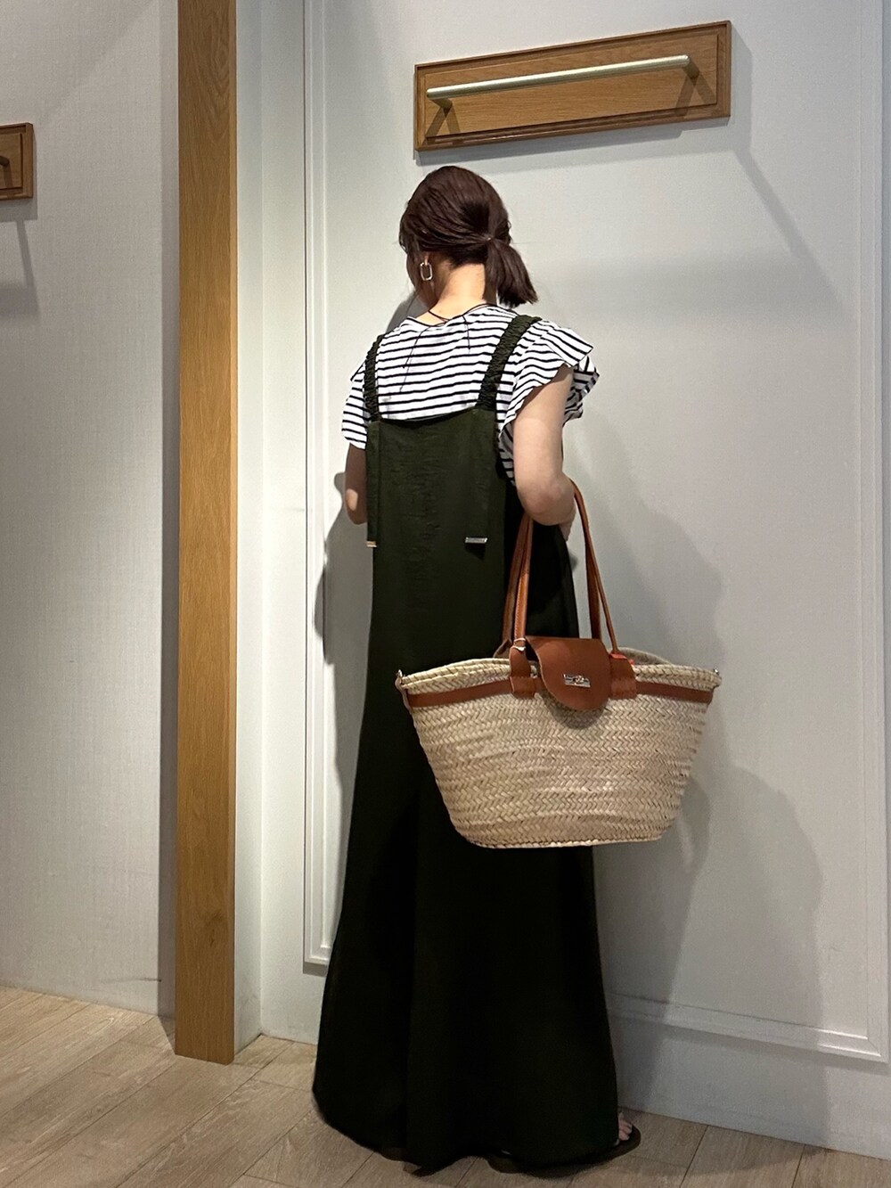 ブラック系のTシャツ/カットソー、グリーン系のワンピースを着用したレディースの夏コーディネートの3枚目の写真