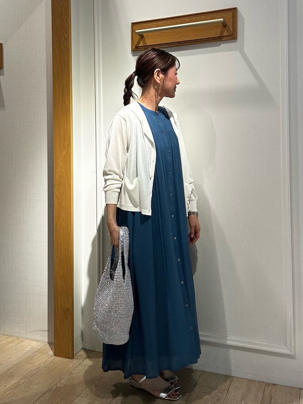 ブルー系のワンピース、ブルー系のカーディガン/ボレロ、シルバー系のトートバッグを着用したレディースの春コーディネートの4枚目の写真