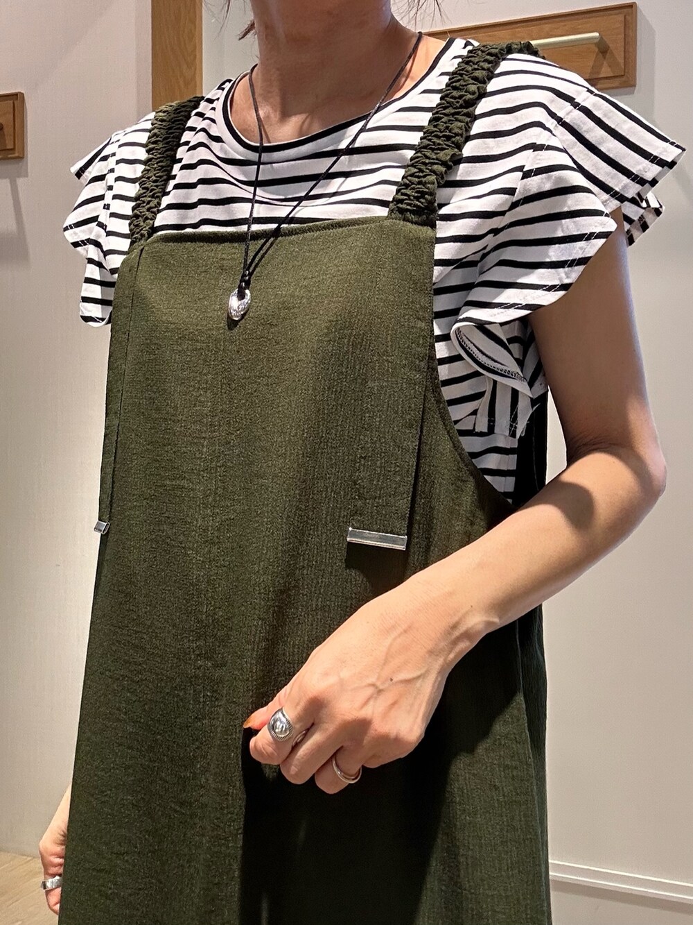 ブラック系のTシャツ/カットソー、グリーン系のワンピースを着用したレディースの夏コーディネートの6枚目の写真