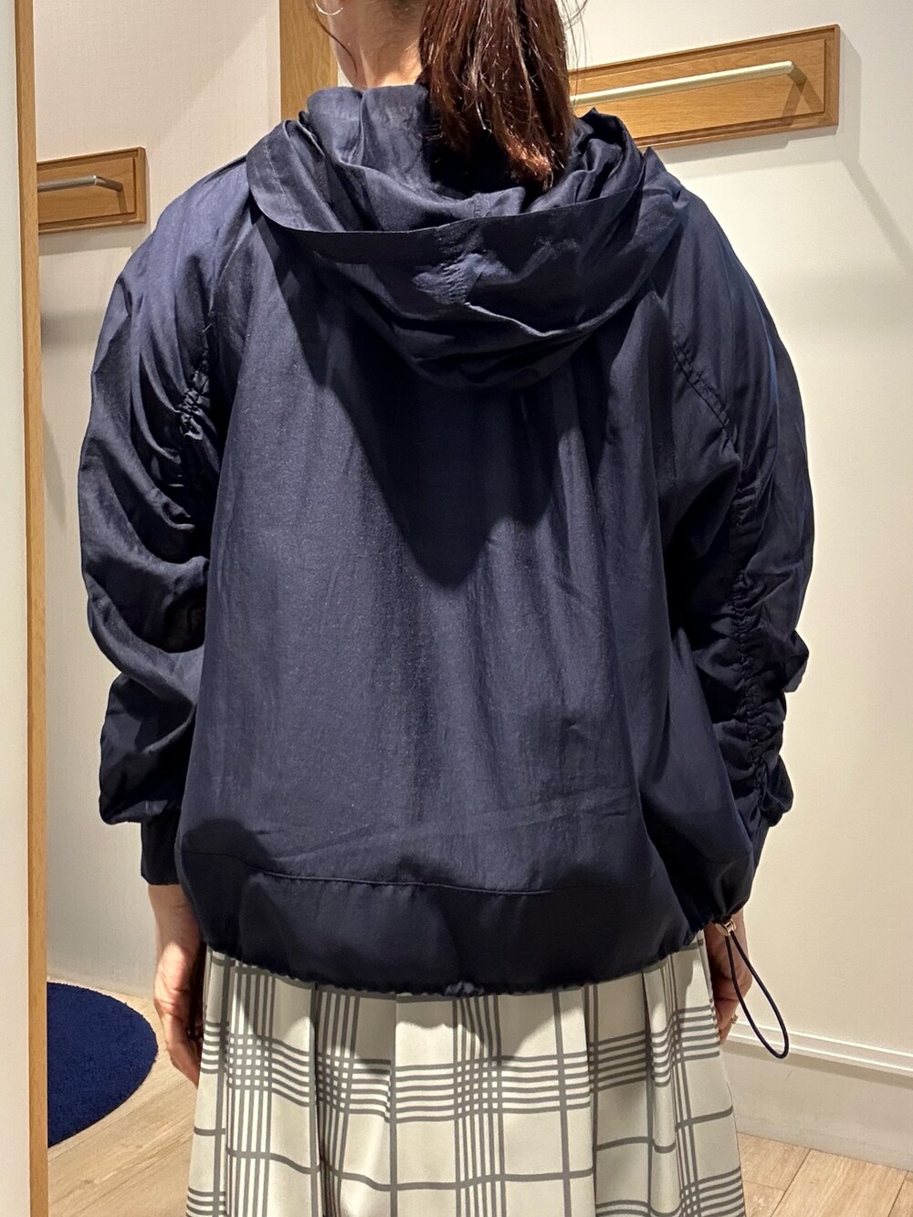 ホワイト系のスカート、ブルー系のブルゾン、ホワイト系のTシャツ/カットソーを着用したレディースの春コーディネートの6枚目の写真