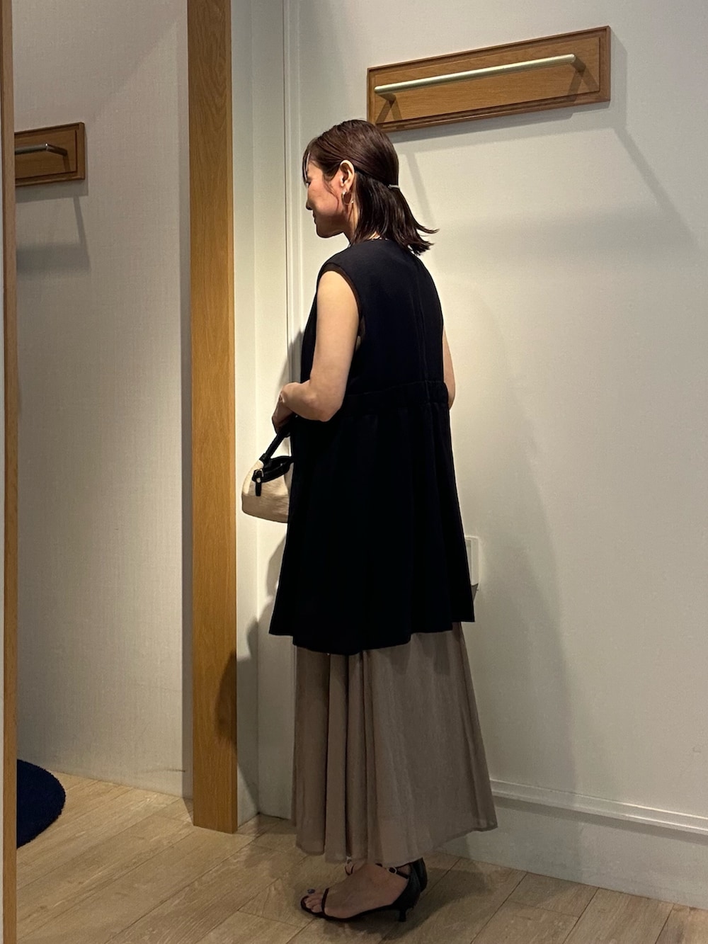 「ノースリーブ、着こなしのちょこっとテク、サンダル、お出かけコーデ、レイヤードスタイル、休日スタイル、おでかけコーデ、大人女子、150cm台コーデ、ママファッション、ワンピーススタイル、ワンピースコーデ、ジレスタイル、ジレコーデ、低身長コーデ」|「MICO COULIERのイージーケアリネンベスト(ノーカラージャケット、ブルー系)」を使った、daimonさん(レディース・154cm)の夏コーディネートの4枚目の写真
