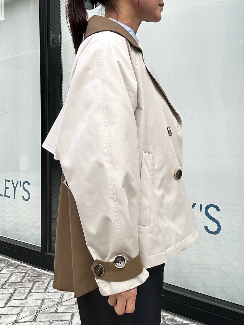 ブルー系のその他パンツ、ベージュ系のブルゾン、ブルー系のシャツ/ブラウスを着用したレディースの春コーディネートの6枚目の写真