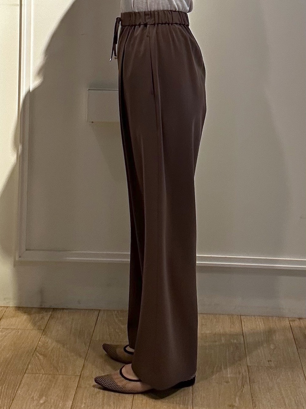 イエロー系のシャツ/ブラウス、グレー系のTシャツ/カットソー、ブラウン系のその他パンツを着用したレディースの春コーディネートの8枚目の写真