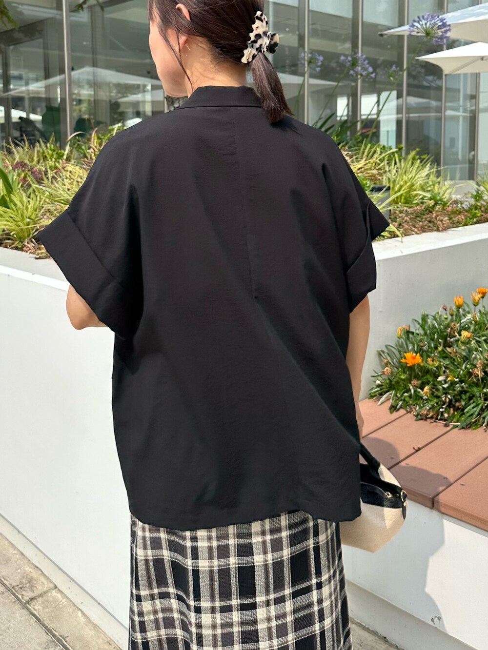 ブラック系のテーラードジャケット、ホワイト系のTシャツ/カットソー、ブラック系のバックパック/リュックを着用したレディースの夏コーディネートの8枚目の写真