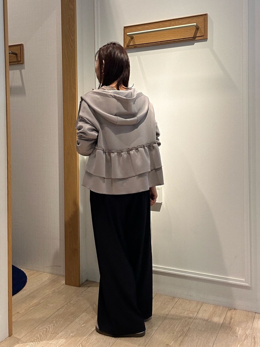 グレー系のカーディガン/ボレロを着用したレディースの冬コーディネートの3枚目の写真