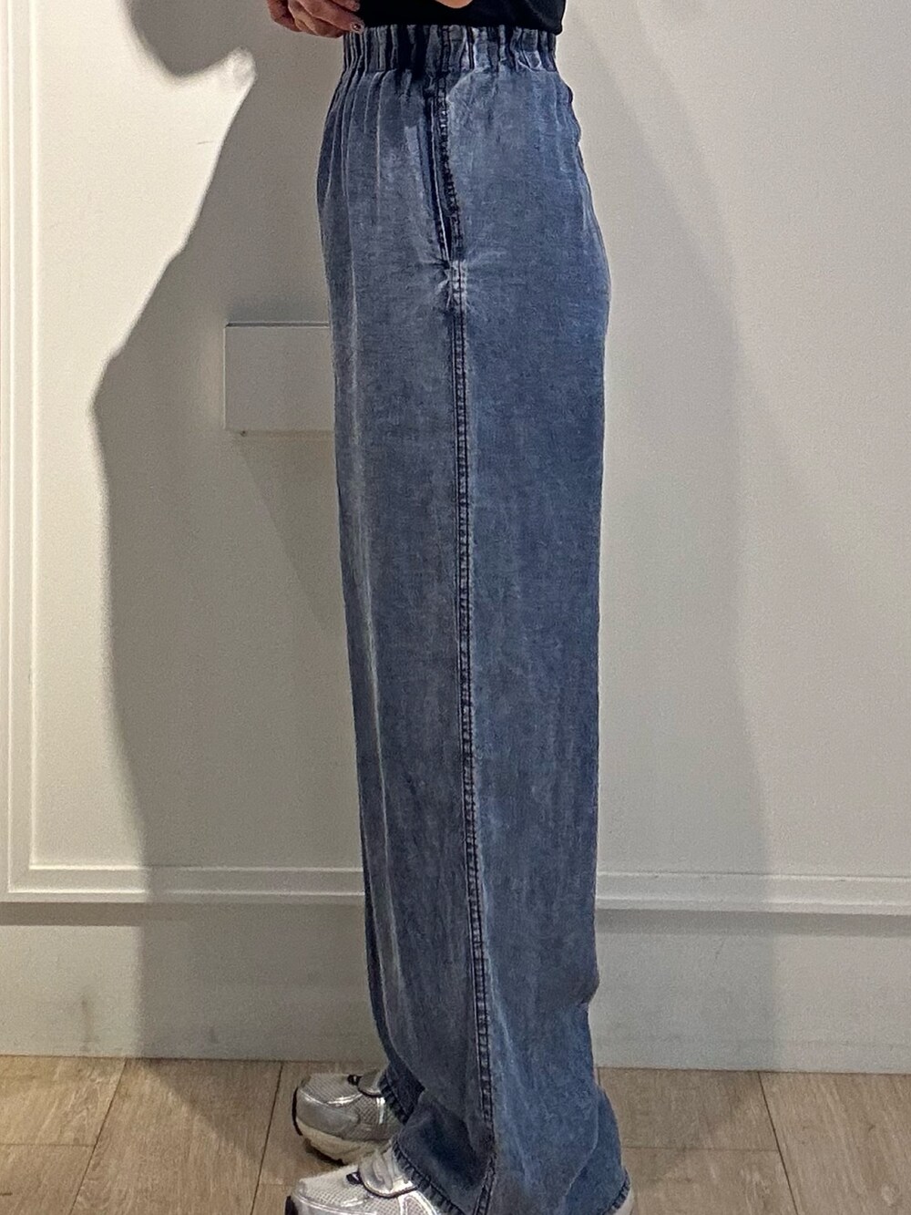 グレー系のTシャツ/カットソー、ブルー系のデニムパンツ、ブラウン系のブルゾンを着用したレディースの秋コーディネートの6枚目の写真