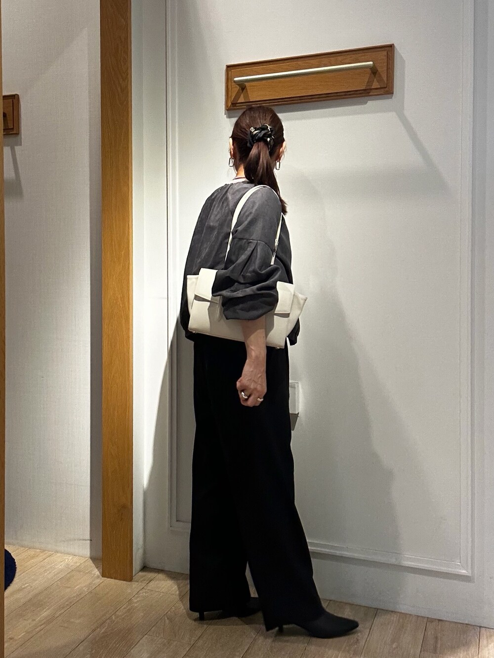 ブラック系のショルダーバッグ、ブラック系のその他パンツ、グレー系のブルゾンを着用したレディースの秋コーディネートの3枚目の写真