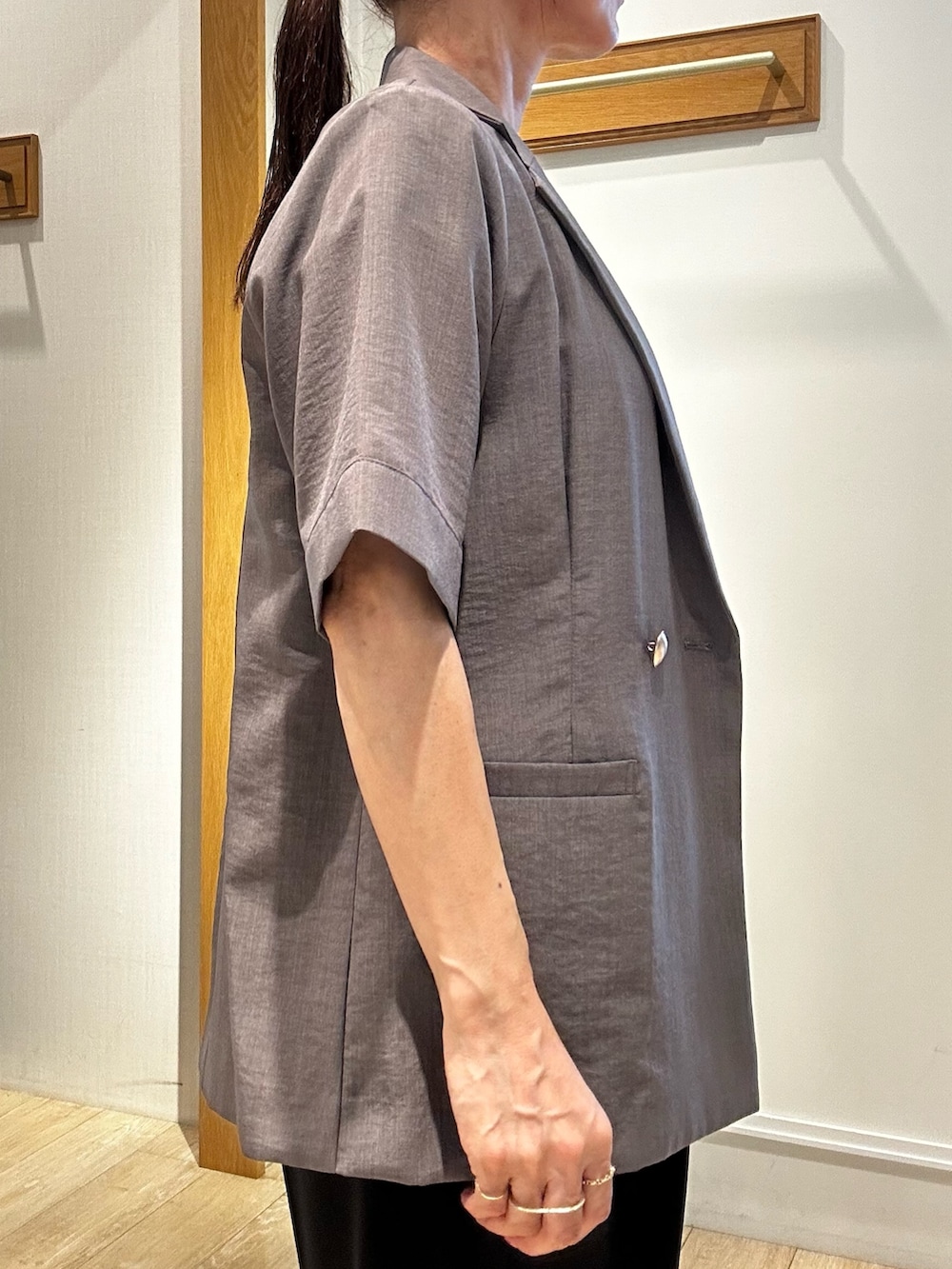 ベージュ系のショルダーバッグ、ブルー系のシャツ/ブラウス、ブラウン系のその他パンツを着用したレディースの夏コーディネートの5枚目の写真