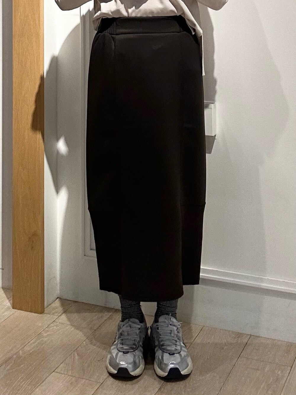 ブラウン系のパーカー、ブラウン系のスカート、ブラック系のショルダーバッグを着用したレディースの秋コーディネートの8枚目の写真