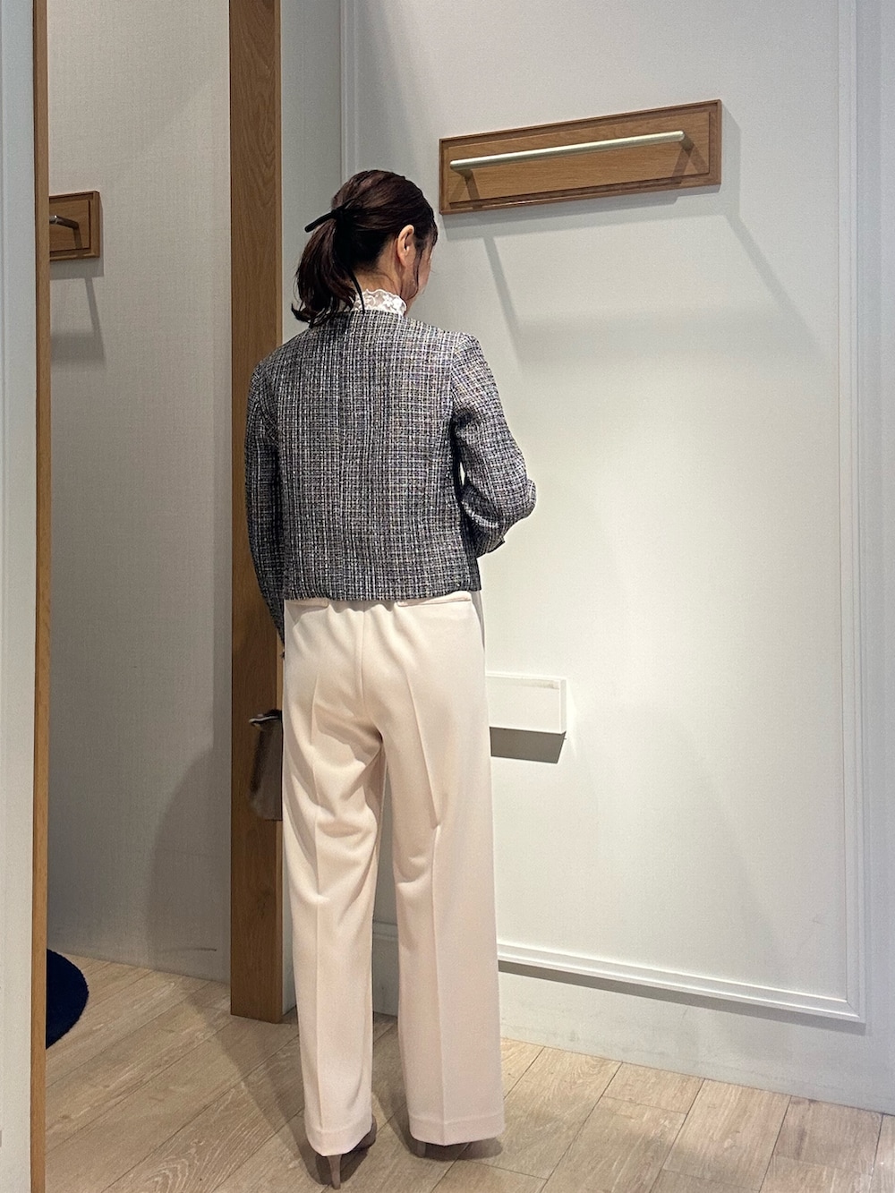 ブラック系のノーカラージャケット、ホワイト系のTシャツ/カットソー、ホワイト系のその他パンツを着用したレディースの冬コーディネートの3枚目の写真