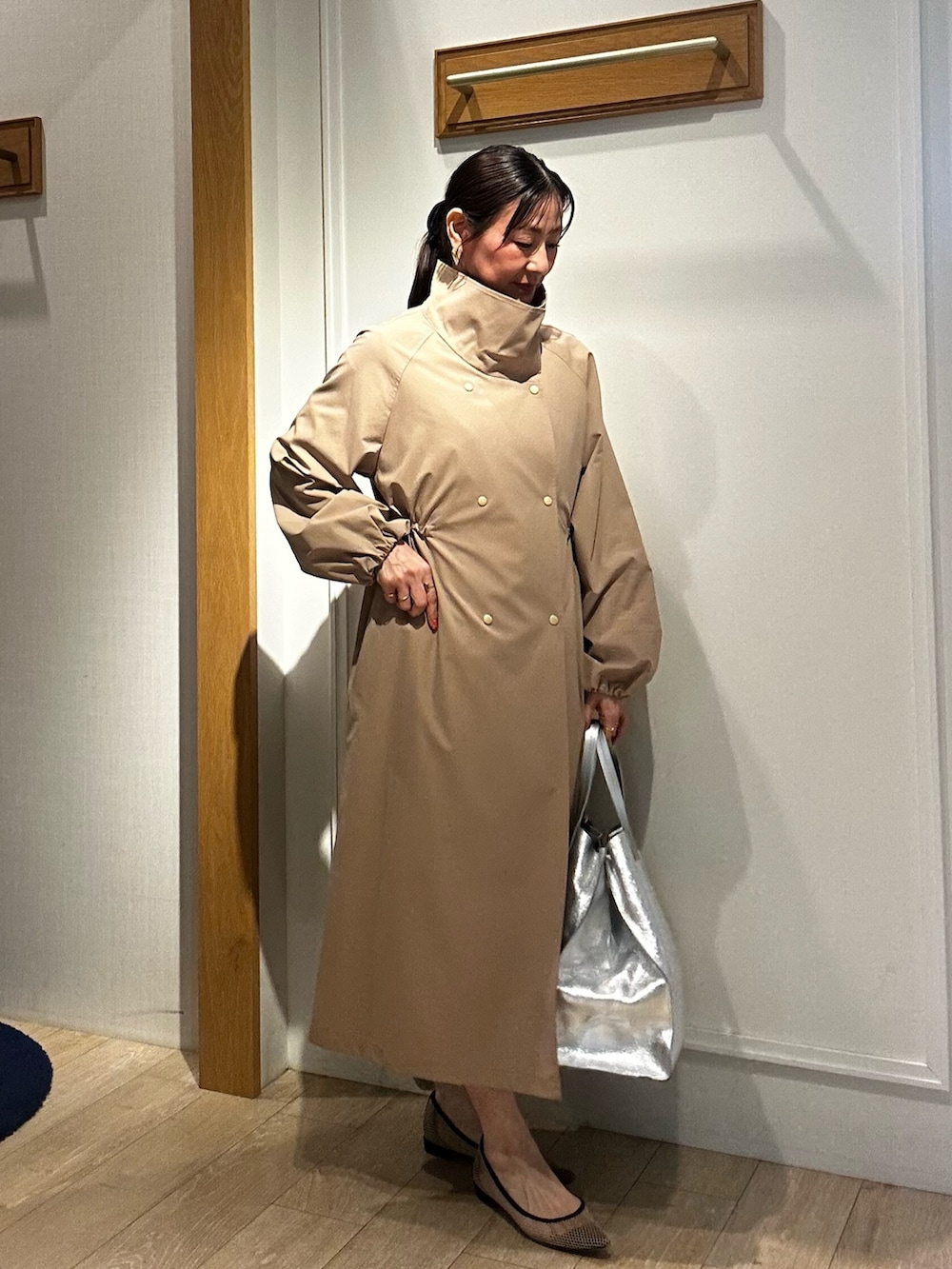 ホワイト系のTシャツ/カットソー、ホワイト系のカーディガン/ボレロ、グリーン系のスカートを着用したレディースの冬コーディネートの5枚目の写真