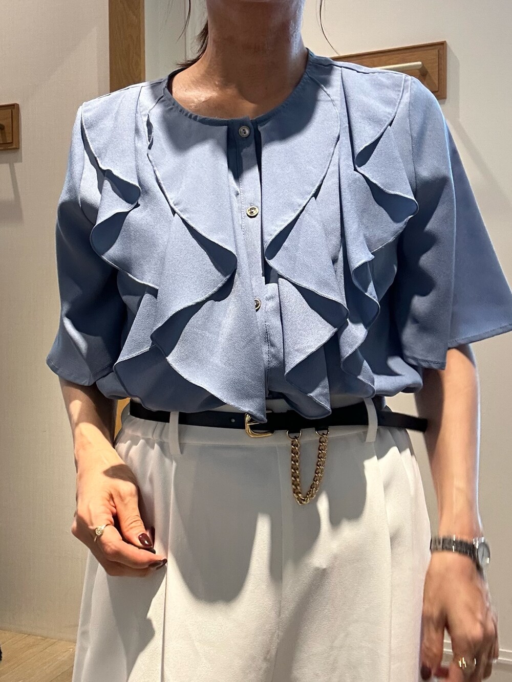 ブルー系のシャツ/ブラウス、ブラック系のサンダル、ブラック系のベルトを着用したレディースの夏コーディネートの10枚目の写真