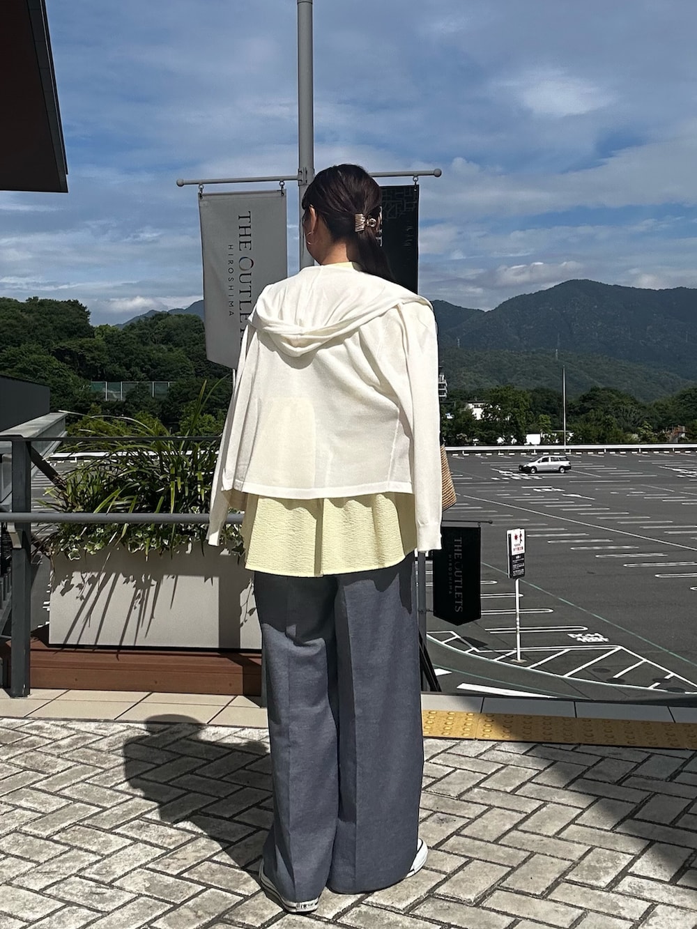 イエロー系のシャツ/ブラウス、ブルー系のその他パンツ、ブルー系のカーディガン/ボレロを着用したレディースの春コーディネートの10枚目の写真