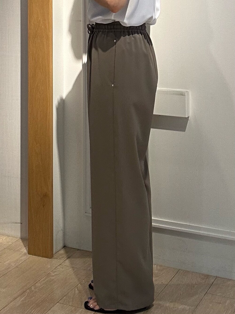 ホワイト系のシャツ/ブラウス、グリーン系のその他パンツ、イエロー系のシャツ/ブラウスを着用したレディースの夏コーディネートの8枚目の写真