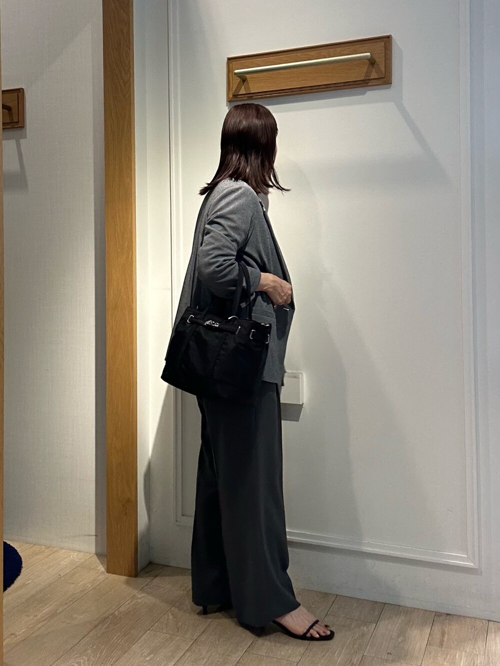 グレー系のテーラードジャケット、グレー系のその他パンツ、ブラック系のTシャツ/カットソーを着用したレディースの秋コーディネートの4枚目の写真