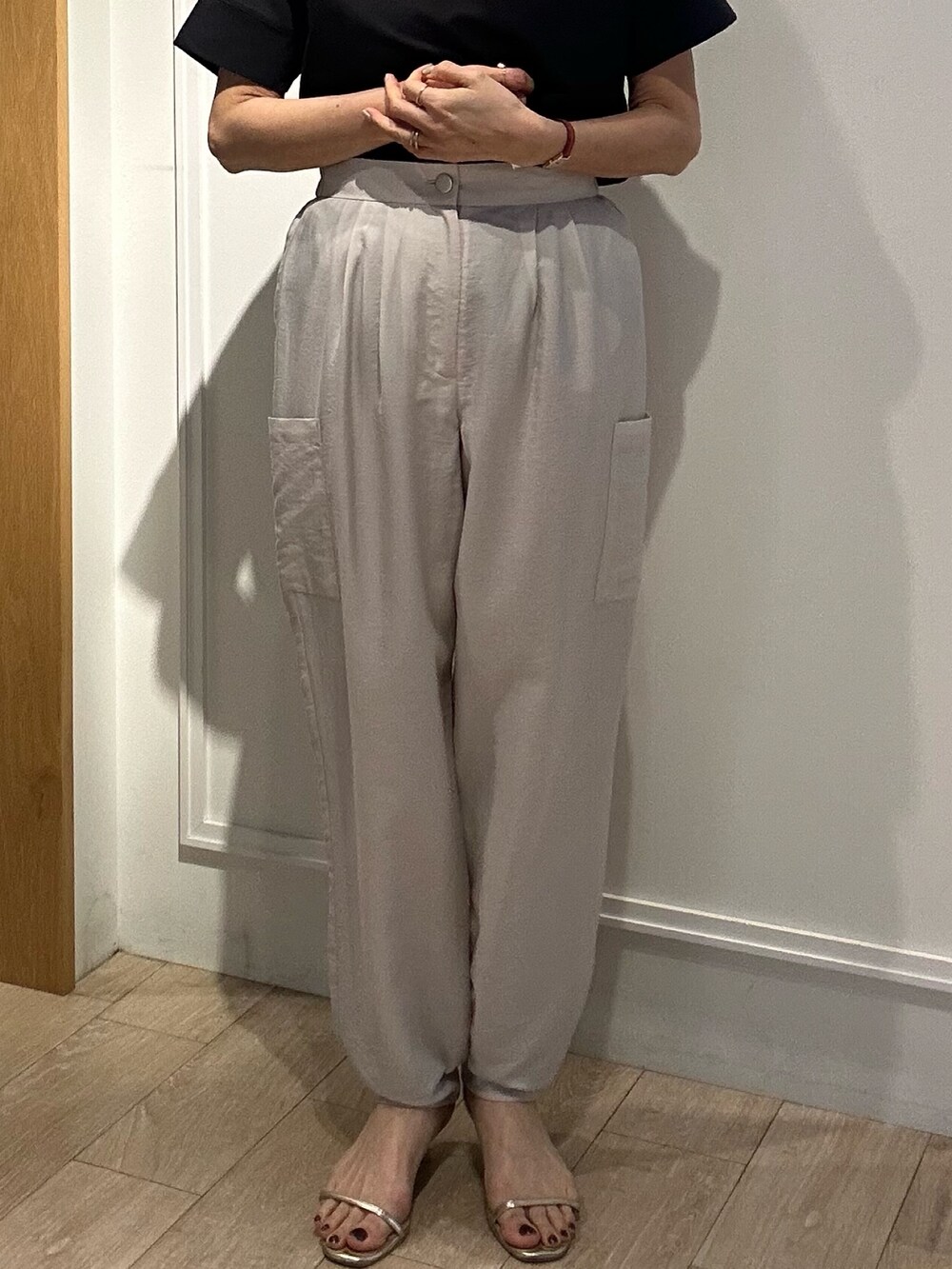 ブラック系のTシャツ/カットソー、ベージュ系のその他パンツ、グレー系のシャツ/ブラウスを着用したレディースの春コーディネートの8枚目の写真