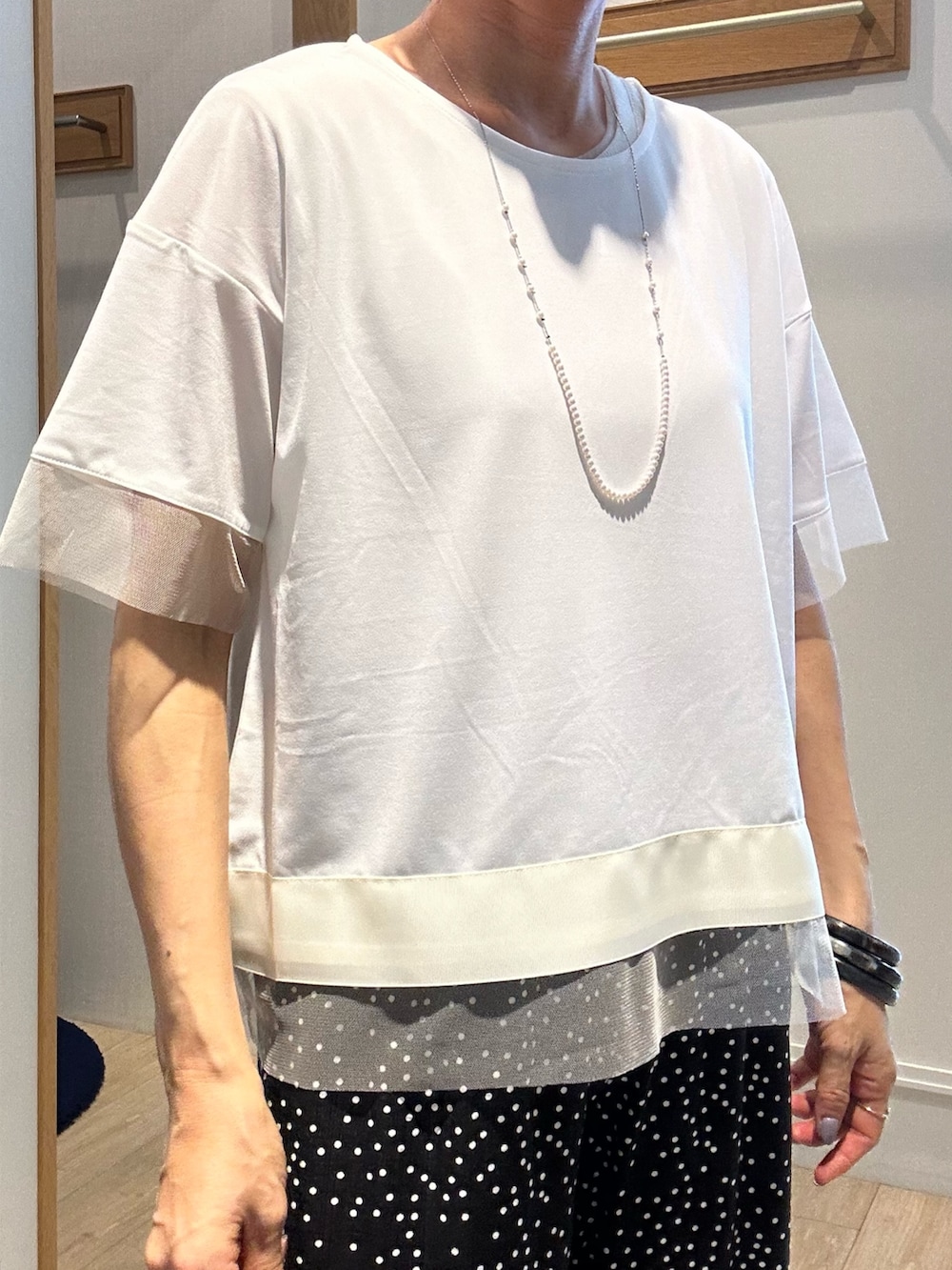 「白Tシャツ、夏ルックで気分アップ、休日スタイル、オトナ女子、シンプルスタイル、夏服コーデ、大人ファッション、夏ファッション、パンツスタイル、今日のコーデ、150cm台コーデ、ドットパンツ、大人カジュアルコーデ、大人カジュアル、低身長コーデ」｜「MICO COULIERのドットキャタピラーワイドパンツ（その他パンツ、ブラック系）」を使った、daimonさん（レディース・154cm）の夏コーディネートの5枚目の写真