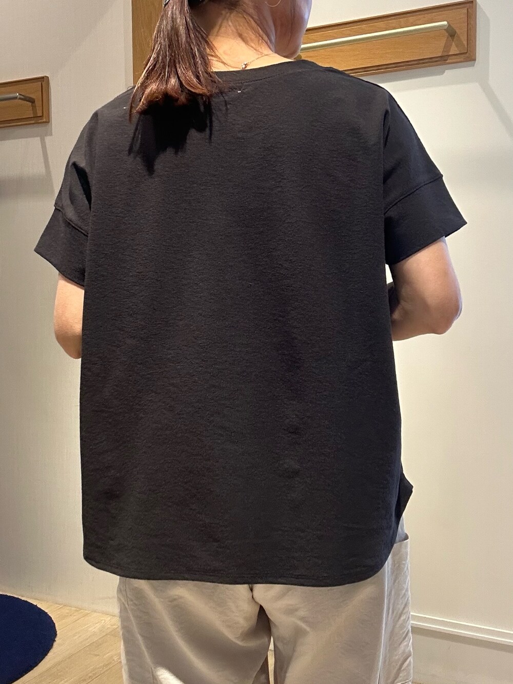 ブラック系のTシャツ/カットソー、ベージュ系のその他パンツ、グレー系のシャツ/ブラウスを着用したレディースの春コーディネートの7枚目の写真