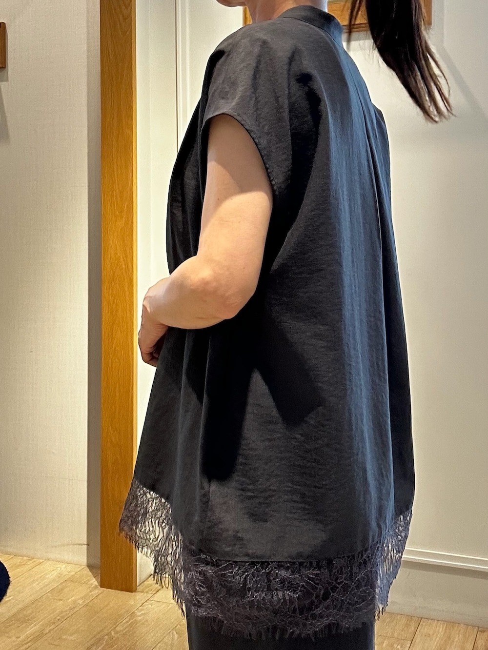 グレー系のシャツ/ブラウス、ブラック系のトートバッグ、ブラック系のネックレスを着用したレディースの夏コーディネートの3枚目の写真