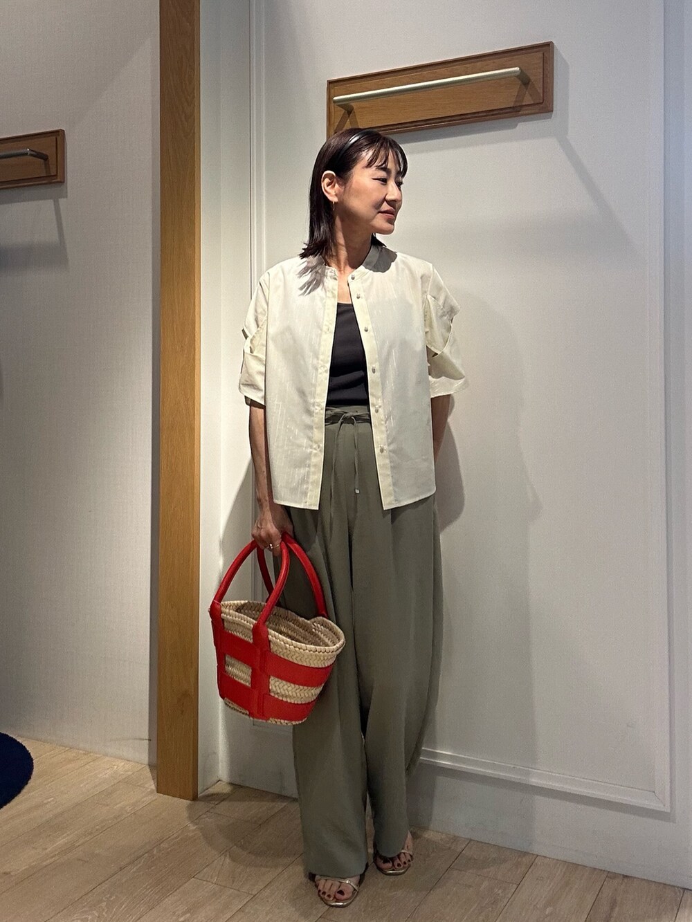 「柄シャツ、ワイドパンツ、サンダル、シャツスタイル、シンプルコーデ、きれいめコーデ、楽チンコーデ、大人女子、低身長女子、大人ファッション、低身長コーデ、おしゃれさんと繋がりたい、オフィスカジュアル、大人コーデ、アラフォー」｜「NOLLEY’Sのアイテム（バッグ、レッド系）」を使った、daimonさん（レディース・154cm）の春コーディネートの4枚目の写真