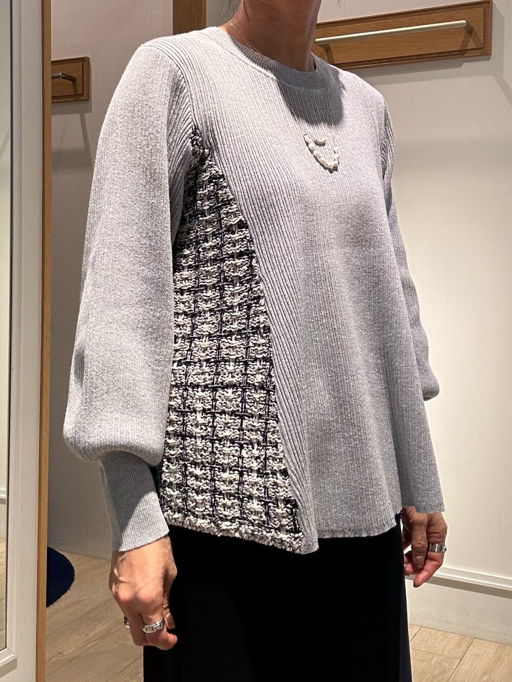 グレー系のニット/セーター、ブラック系のその他パンツを着用したレディースの冬コーディネートの6枚目の写真