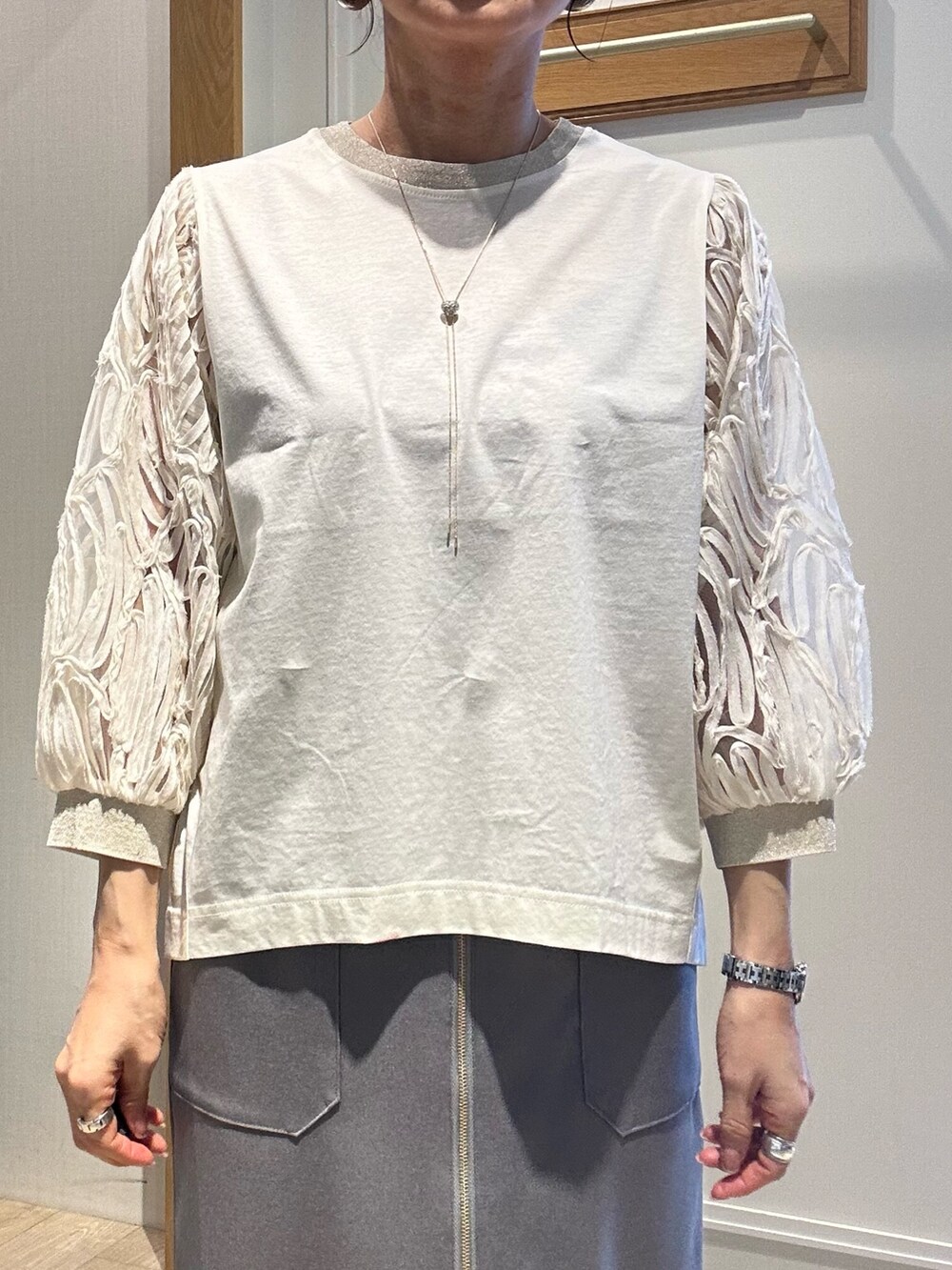 ホワイト系のTシャツ/カットソー、グレー系のスカート、イエロー系のショルダーバッグを着用したレディースの春コーディネートの5枚目の写真