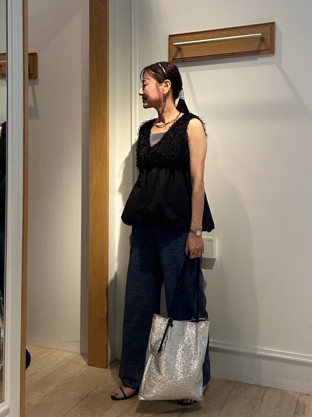 「休日スタイル、デニム、きれいめカジュアル、シンプルコーデ、お出かけコーデ、秋カラー、秋服、パンツコーデ、初秋のパンツスタイル、おでかけコーデ、ノースリーブ、低身長女子、秋、秋のコーデ、ベスト」|「MICO COULIERのフラッグヤーンインレイベスト(シャツ/ブラウス、ブラック系)」を使った、daimonさん(レディース・154cm)の夏コーディネートの2枚目の写真