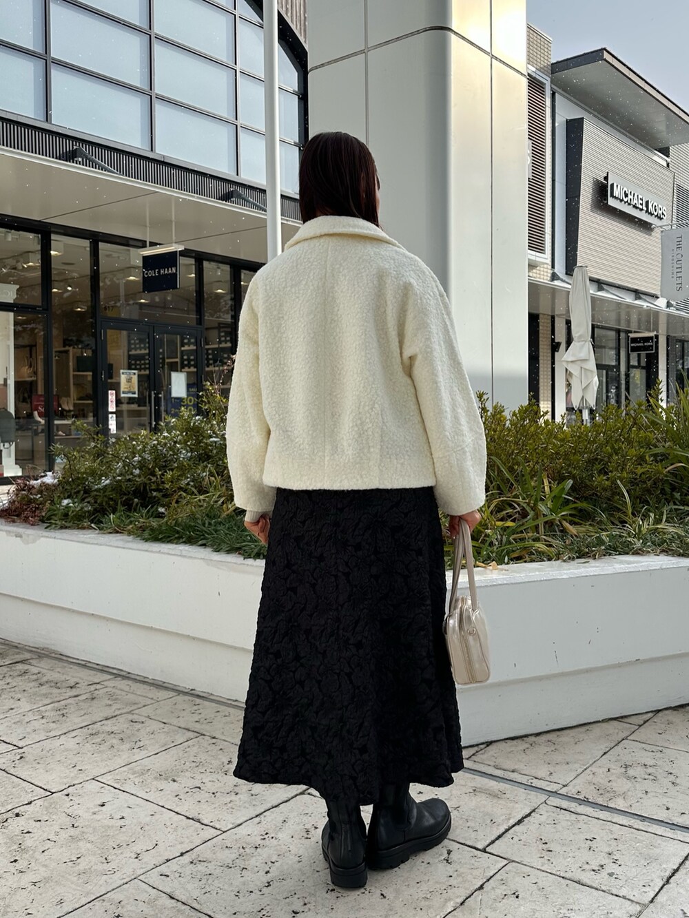 「冬アウター、オトナ女子、冬のコーデ、キレイめカジュアル、大人女子、スカートコーデ、お出かけコーデ、ホワイト、低身長女子、セレモニー、低身長コーデ、40代ファッション、きちんとスタイル、ジャガードスカート、ジャガード」｜「MICO COULIERのフライス編みナッピングジャケット（ブルゾン、ホワイト系）」を使った、daimonさん（骨格ナチュラル・レディース・154cm）の冬コーディネートの3枚目の写真