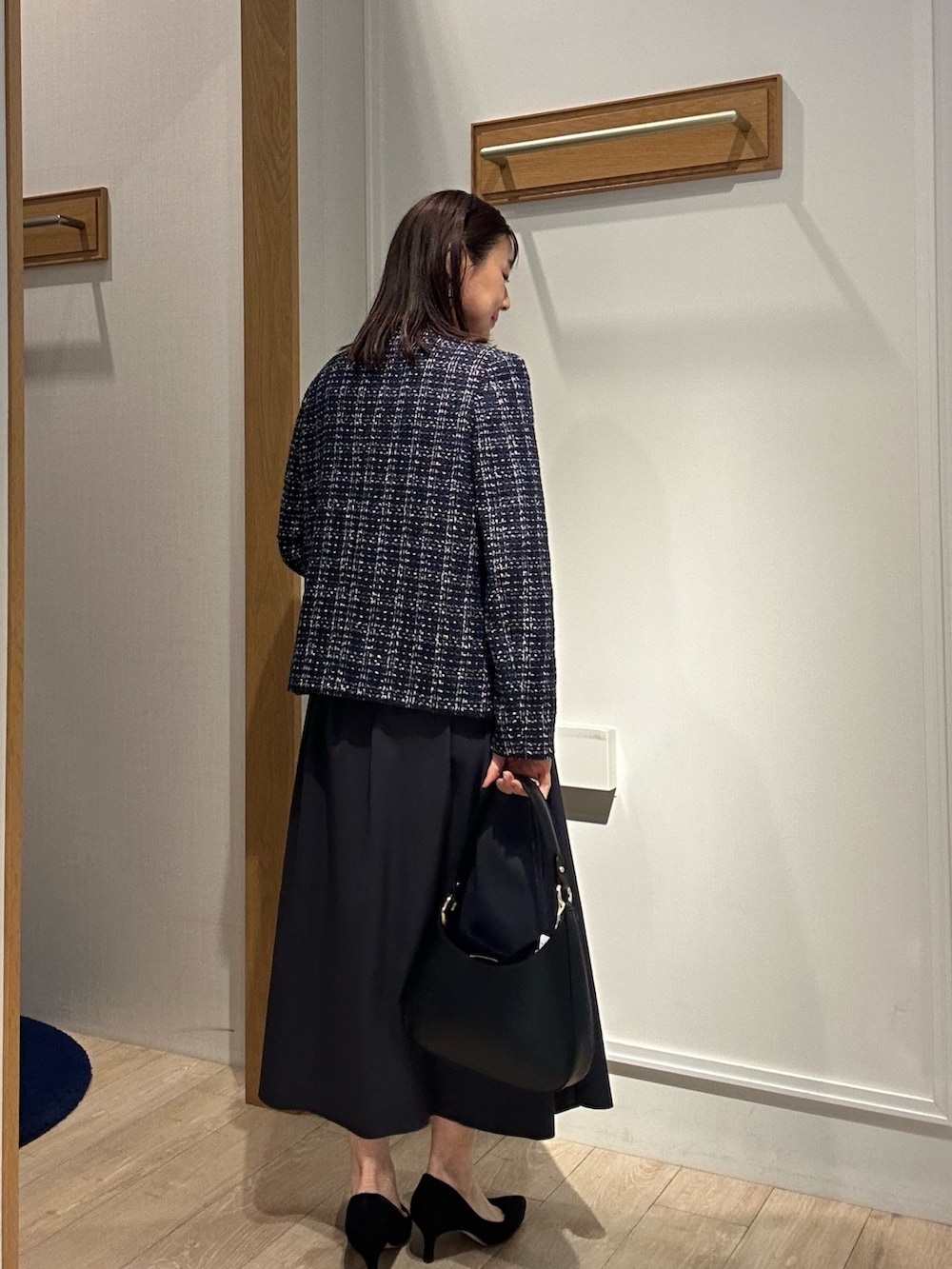 ブルー系のノーカラージャケット、ブルー系のスカートを着用したレディースの冬コーディネートの3枚目の写真