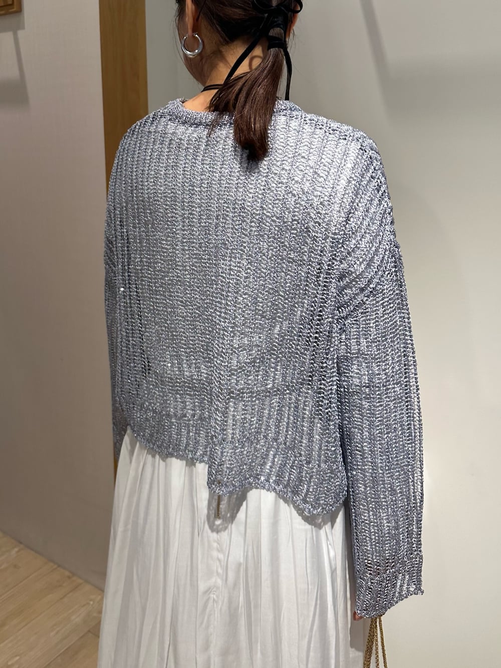 ブルー系のニット/セーター、ホワイト系のスカート、ホワイト系のTシャツ/カットソーを着用したレディースの冬コーディネートの4枚目の写真