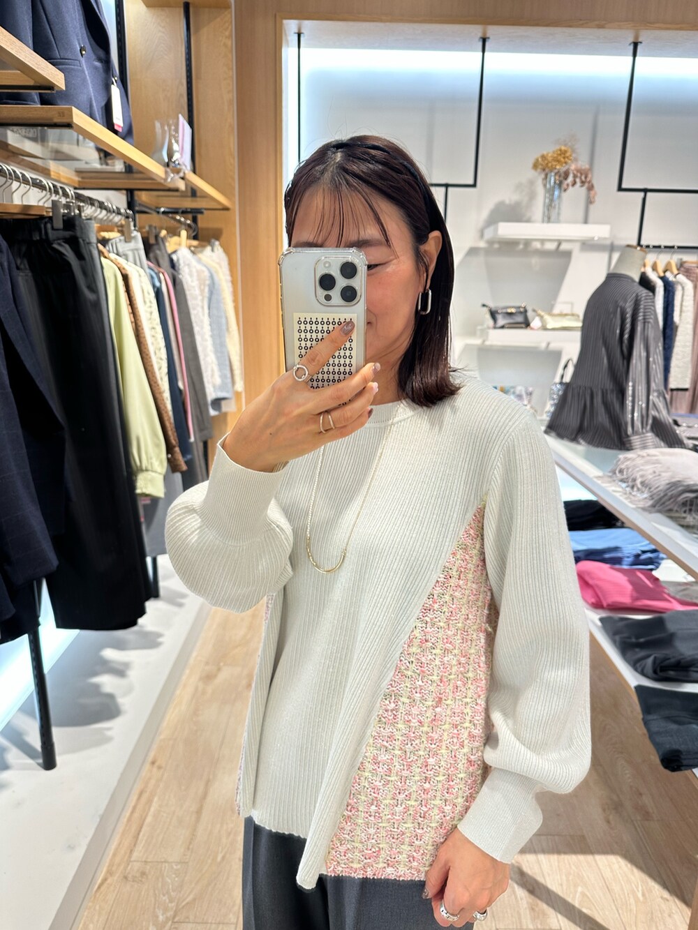 ホワイト系のニット/セーターを着用したレディースの冬コーディネートの6枚目の写真