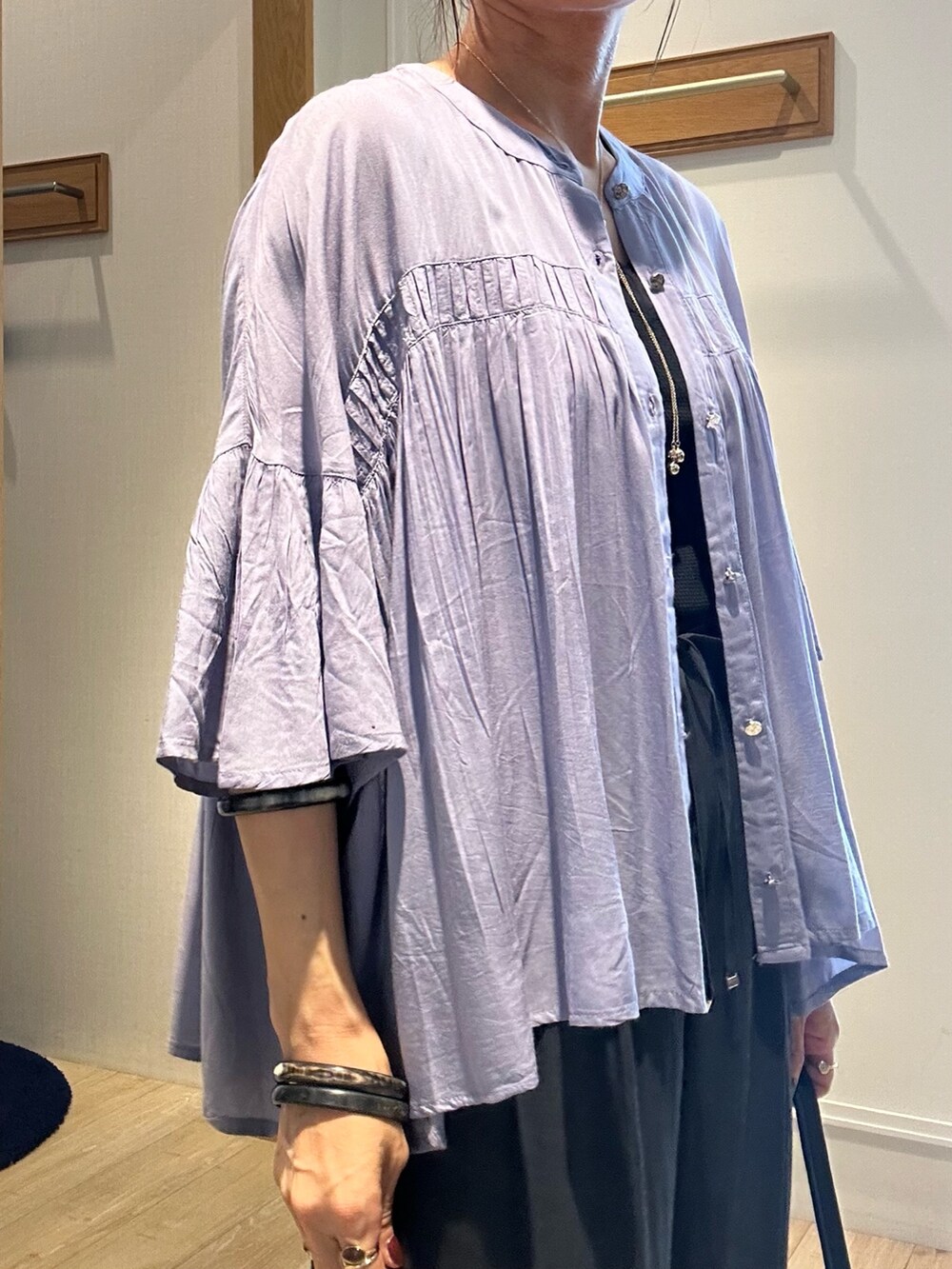 ブラック系のTシャツ/カットソー、ブラック系のその他パンツ、ブルー系のシャツ/ブラウスを着用したレディースの夏コーディネートの7枚目の写真