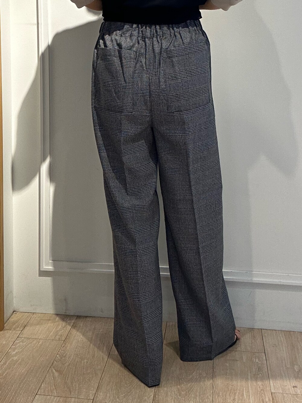 ベージュ系のTシャツ/カットソー、グレー系のその他パンツ、ブラック系のサンダルを着用したレディースの秋コーディネートの10枚目の写真