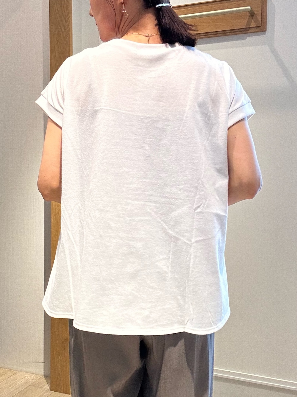 「白Tシャツ、今日のコーデ、夏、低身長女子、オトナカジュアル、Tシャツコーデ、大人女子、大人コーデ、ママファッション、ゆるコーデ、イージーパンツ、低身長コーデ、150cm台コーデ、40代ファッション、パンツコーデ」｜「fredy couleurのTC天竺ティアードフリルTシャツ（Tシャツ/カットソー、ホワイト系）」を使った、daimonさん（レディース・154cm）の夏コーディネートの7枚目の写真