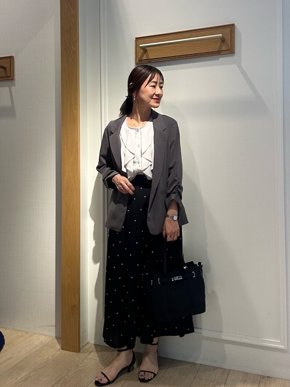 「お出かけコーデ、デートコーデ、シンプルコーデ、秋、キレイめコーデ、大人コーデ、フリルトップス、ママファッション、ジャケットコーデ、ジャケットスタイル、ドットスカート、フリルブラウス、低身長コーデ、低身長女子、150cm台コーデ」|「MICO COULIERの刺繍ドットスカート(スカート、ブラック系)」を使った、daimonさん(レディース・154cm)の夏コーディネートの4枚目の写真