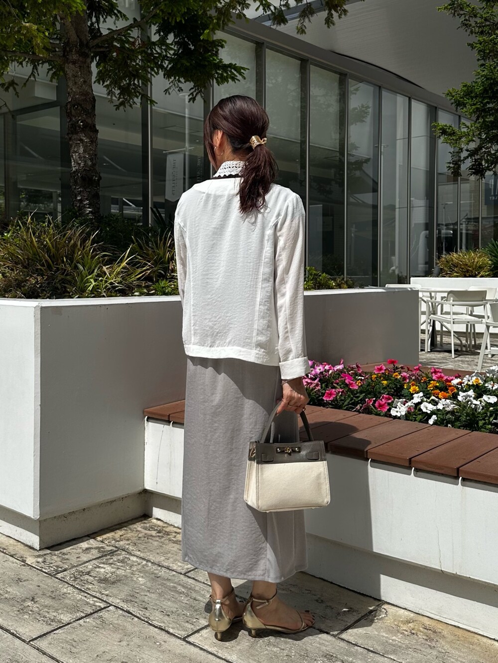 ホワイト系のノーカラージャケット、ブラック系のTシャツ/カットソー、グレー系のスカートを着用したレディースの夏コーディネートの10枚目の写真