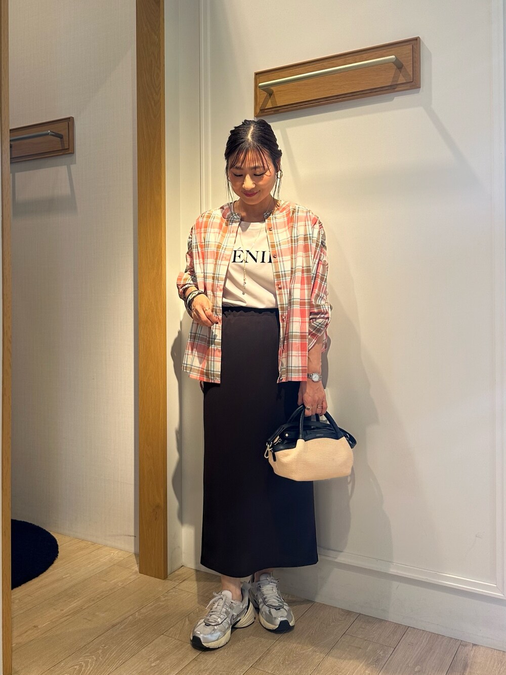 レッド系のシャツ/ブラウス、ベージュ系のTシャツ/カットソー、ブラウン系のスカートを着用したレディースの夏コーディネートの5枚目の写真