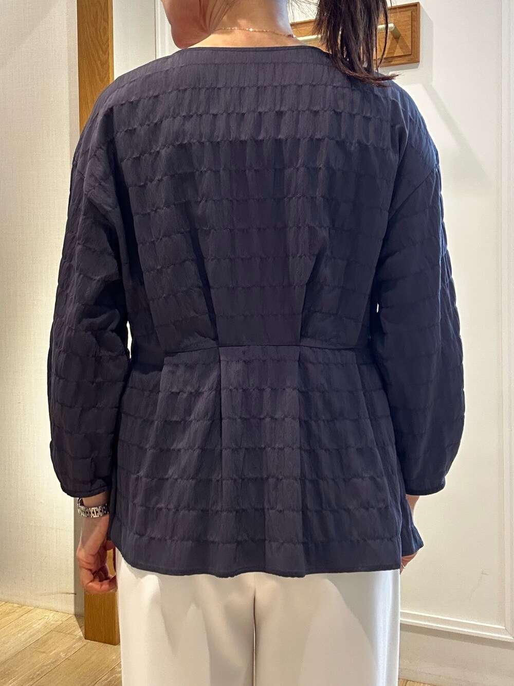 ブルー系のシャツ/ブラウス、ホワイト系のTシャツ/カットソー、ベージュ系のノーカラージャケットを着用したレディースの春コーディネートの7枚目の写真