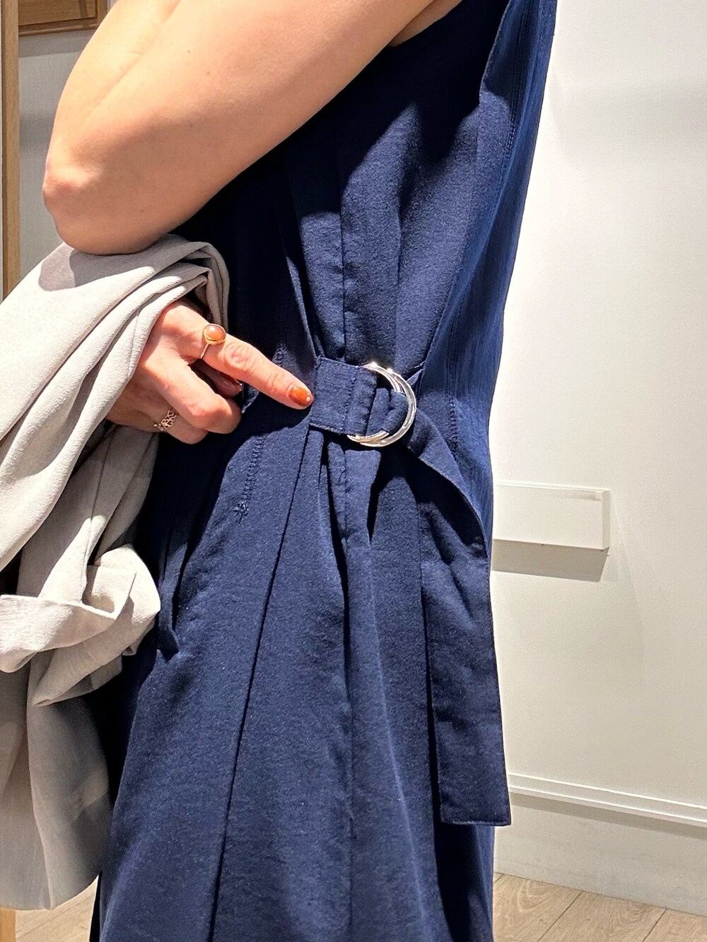 「サンダル、カジュアルスタイル、オトナ女子、春服コーデ、大人ファッション、夏コーデ、夏ファッション、大人可愛い、授業参観日コーデ、ワンピーススタイル、ワンピース、低身長、低身長コーデ、低身長女子、ジャケットスタイル」｜「MICO COULIERの麻調合繊タック切替シャツワンピース（ワンピース、ブルー系）」を使った、daimonさん（骨格ナチュラル・レディース・154cm）の春コーディネートの6枚目の写真