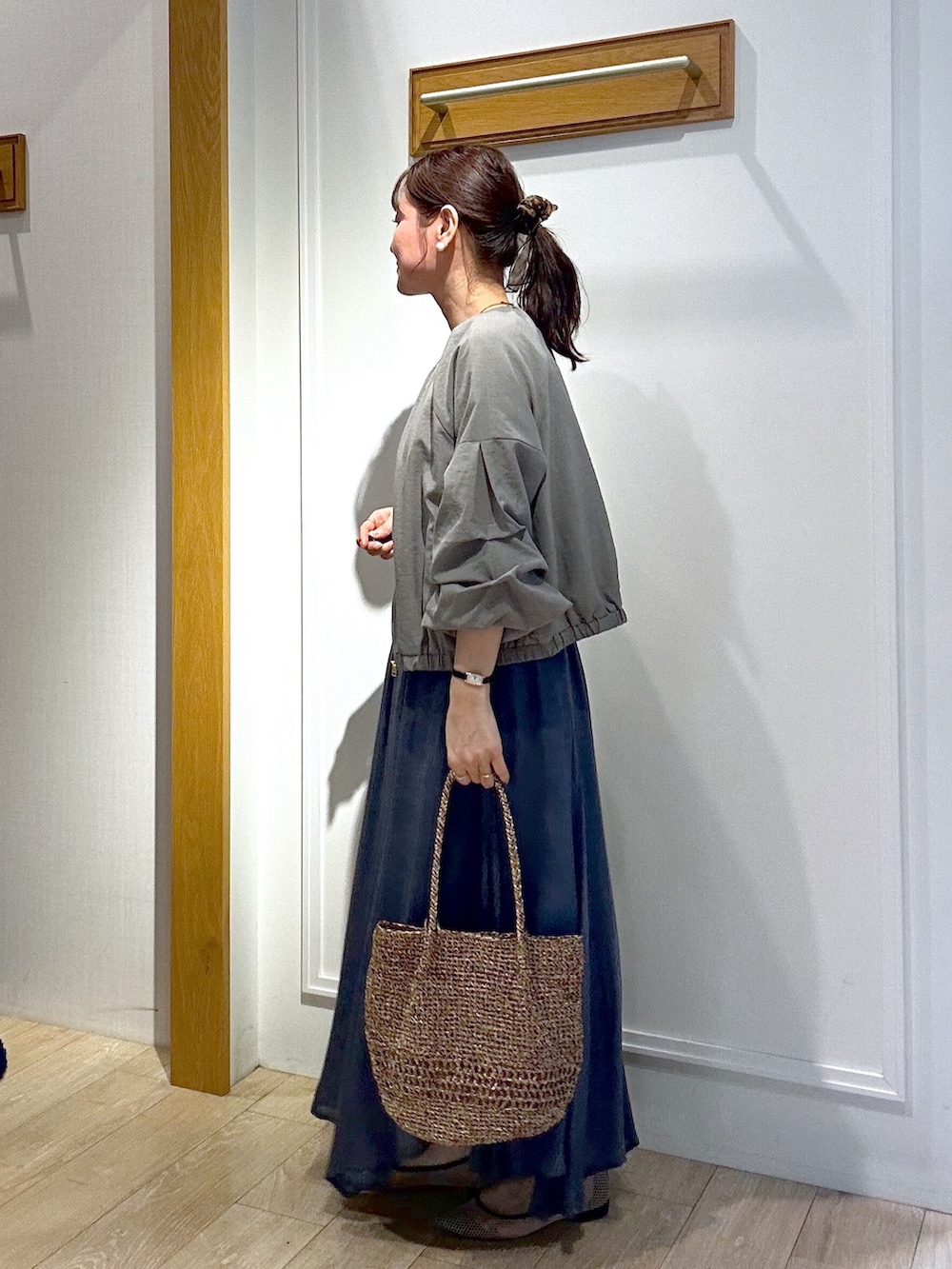 ホワイト系のTシャツ/カットソー、ブラック系のブルゾン、ブルー系のスカートを着用したレディースの春コーディネートの2枚目の写真