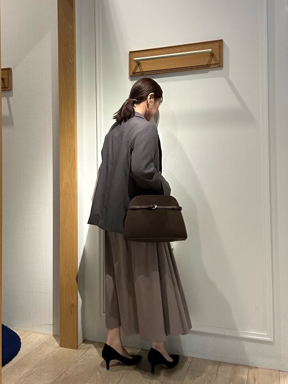 ブラウン系のスカート、ブルー系のシャツ/ブラウス、ブラウン系のトートバッグを着用したレディースの秋コーディネートの10枚目の写真