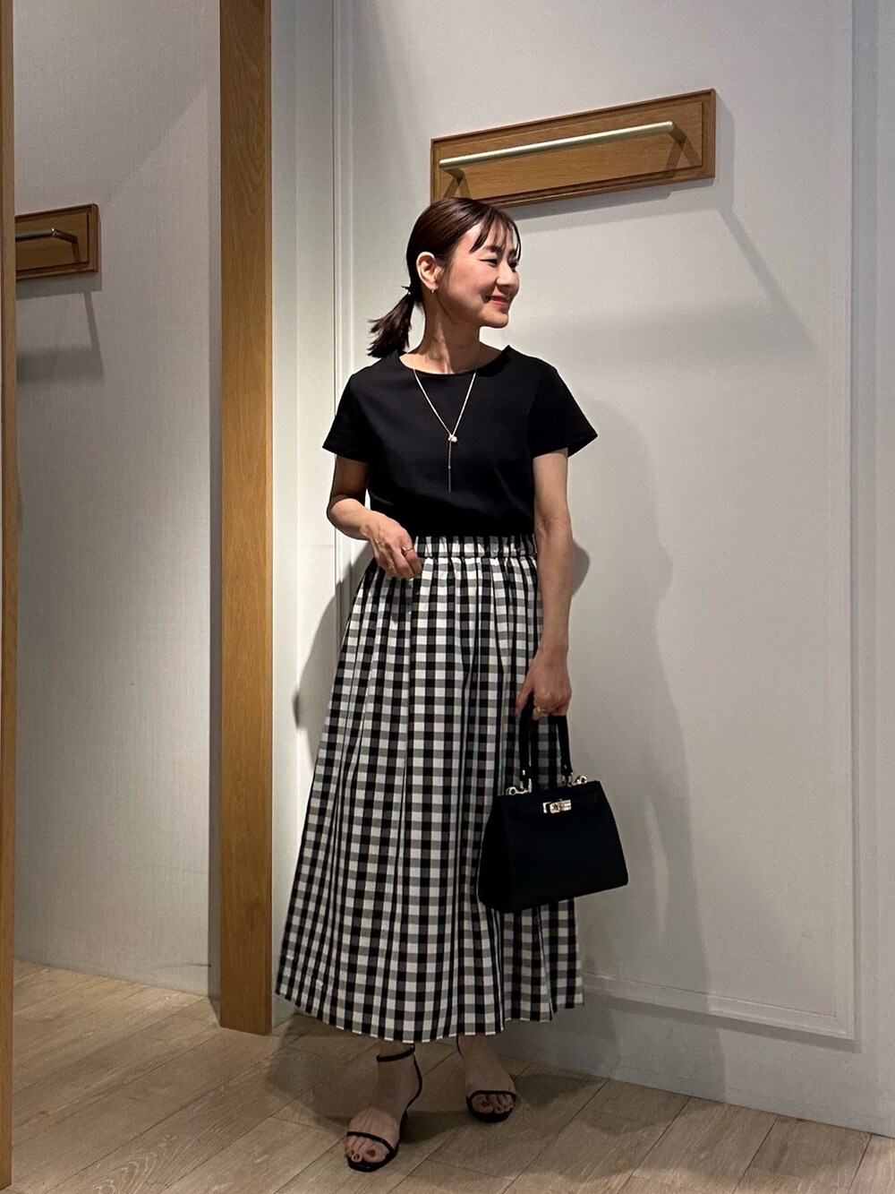 「モノトーン、サンダル、お出かけコーデ、夏服コーデ、大人コーデ、今日のコーデ、キレイめカジュアル、ガーリーコーデ、ワンピースコーデ、シンプルカジュアル、夏服、授業参観日コーデ、150cm台コーデ、低身長女子、ロングワンピース」｜「NOLLEY'S LIGHTのフードメッシュはおり（カーディガン/ボレロ、ベージュ系）」を使った、daimonさん（レディース・154cm）の春コーディネートの9枚目の写真