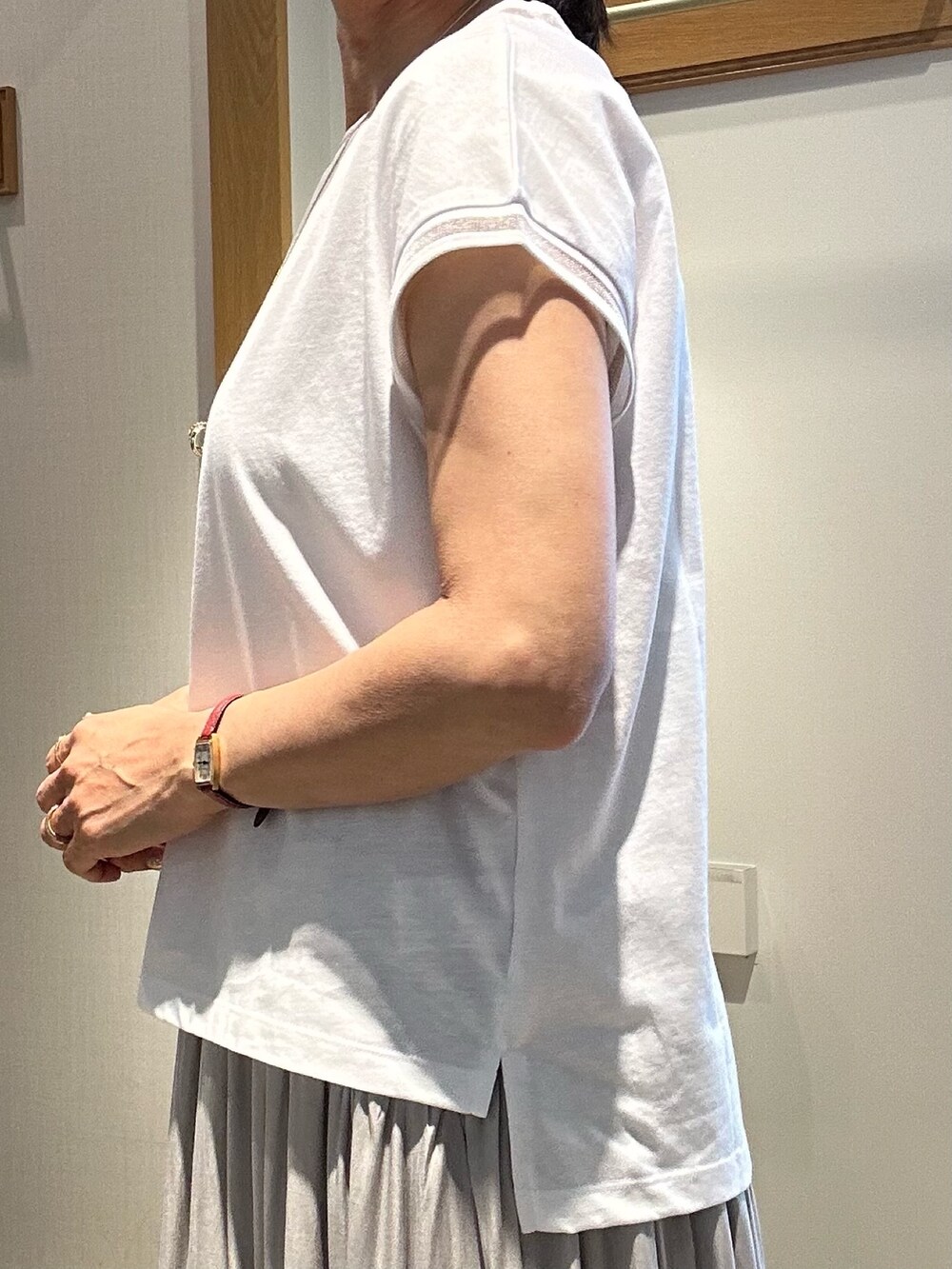 ホワイト系のTシャツ/カットソー、ベージュ系のスカート、ホワイト系のブルゾンを着用したレディースの春コーディネートの5枚目の写真